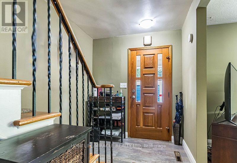 9 Crestview Avenue, Brampton, Ontario  L6R 2R7 - Photo 5 - W12371707