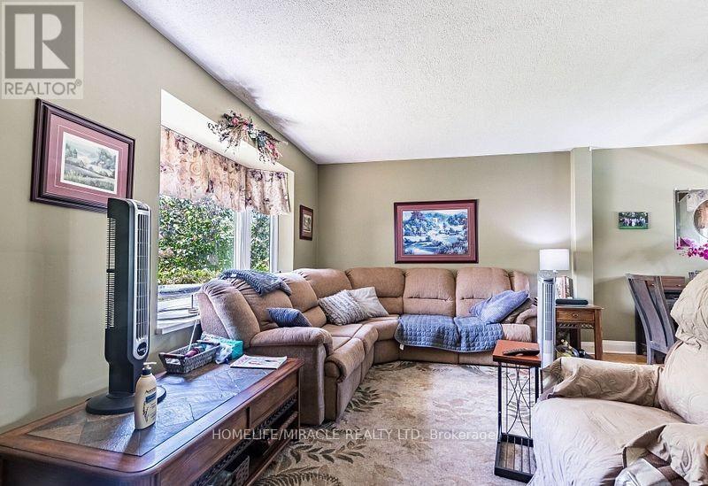 9 Crestview Avenue, Brampton, Ontario  L6R 2R7 - Photo 6 - W12371707