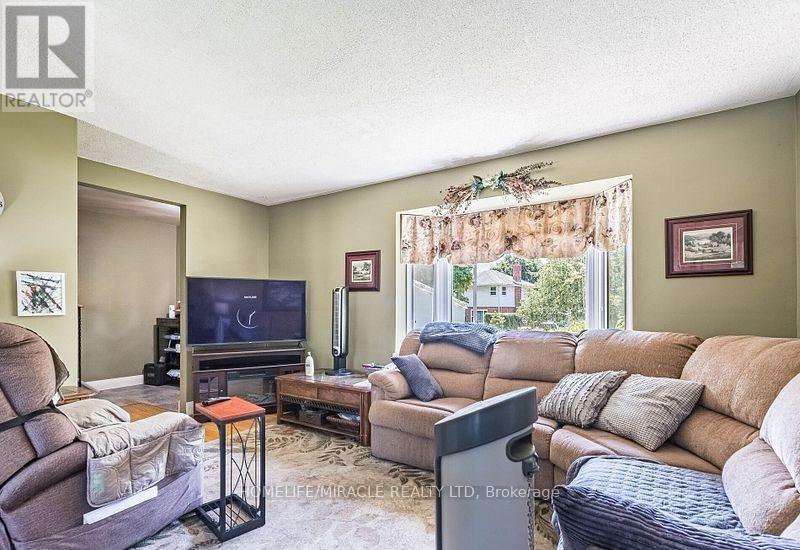 9 Crestview Avenue, Brampton, Ontario  L6R 2R7 - Photo 8 - W12371707