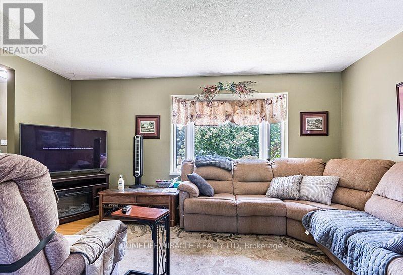 9 Crestview Avenue, Brampton, Ontario  L6R 2R7 - Photo 9 - W12371707