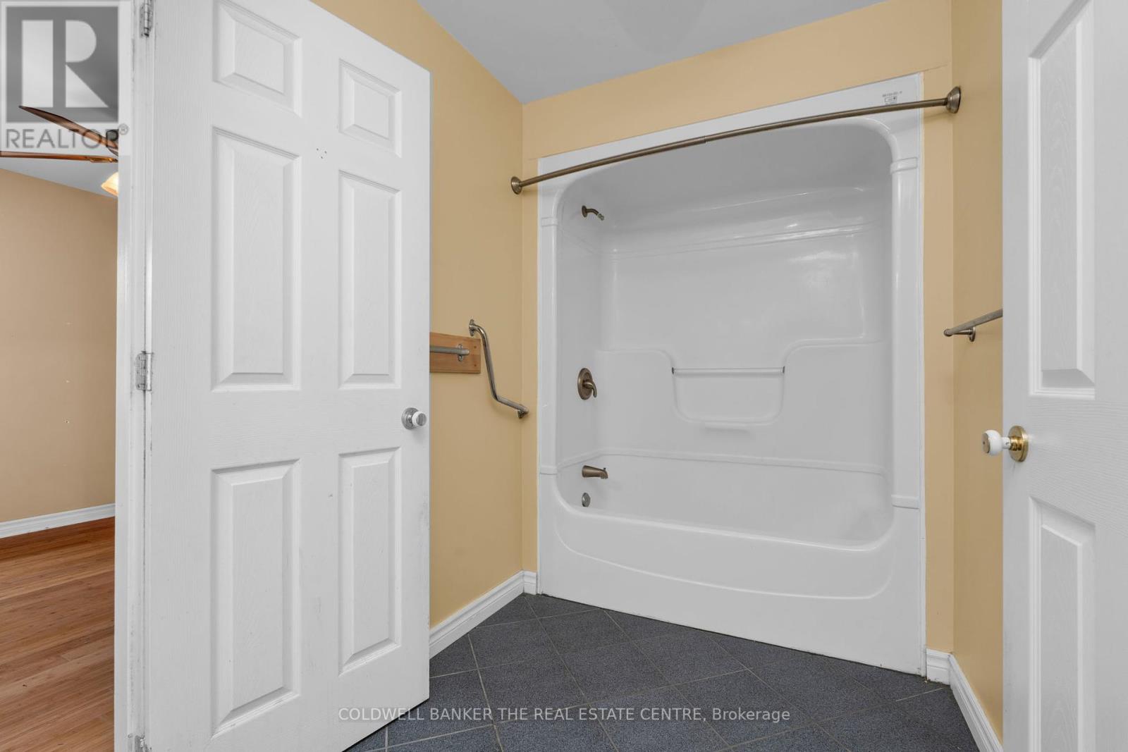 96 Elm Street, Kawartha Lakes, Ontario  K0M 2T0 - Photo 18 - X12369698