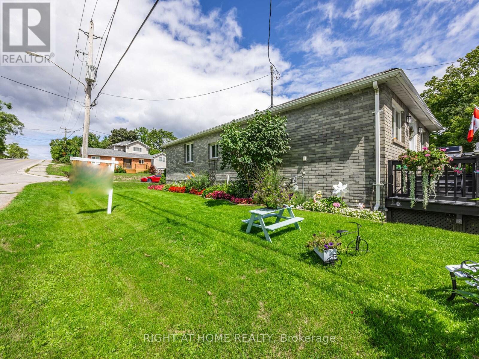 1 Maple Grove Street, Whitchurch-Stouffville, Ontario  L4A 7X3 - Photo 37 - N12371769