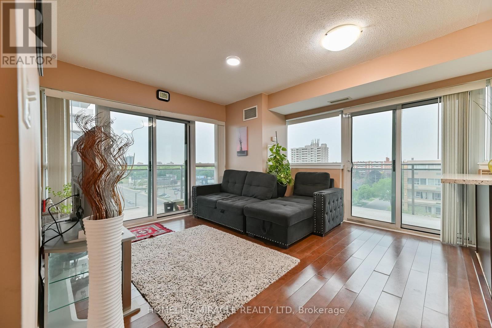 709 - 215 Queen Street E, Brampton, Ontario  L6W 0A9 - Photo 5 - W12371737