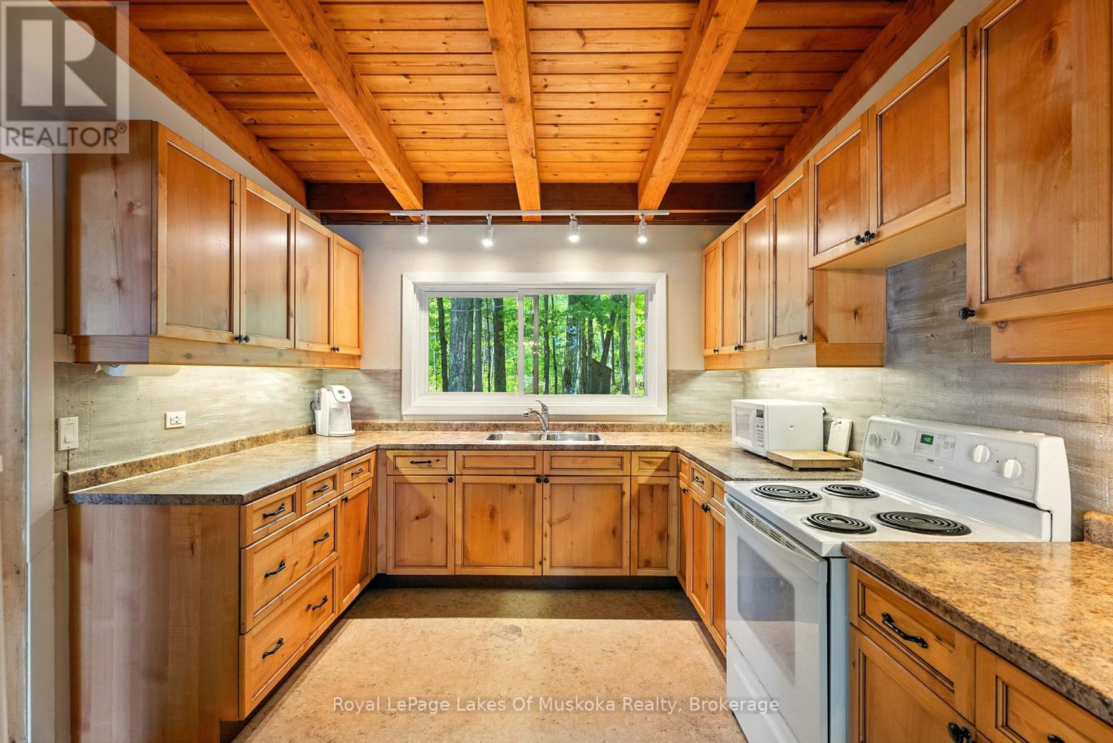 1053 Robson Lane, Lake Of Bays, Ontario  P0A 1H0 - Photo 19 - X12371838