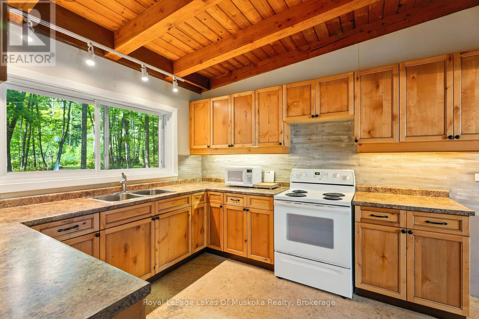 1053 Robson Lane, Lake Of Bays, Ontario  P0A 1H0 - Photo 20 - X12371838
