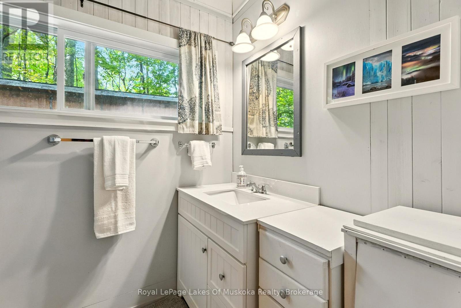 1053 Robson Lane, Lake Of Bays, Ontario  P0A 1H0 - Photo 25 - X12371838