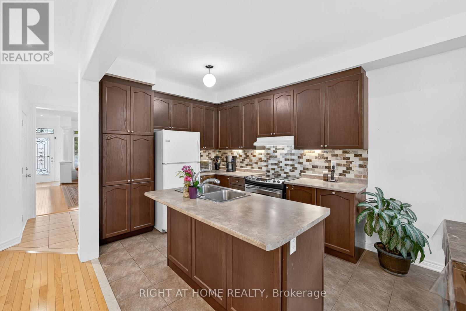 147 Betony Drive, Richmond Hill, Ontario  L4E 0P3 - Photo 10 - N12371825