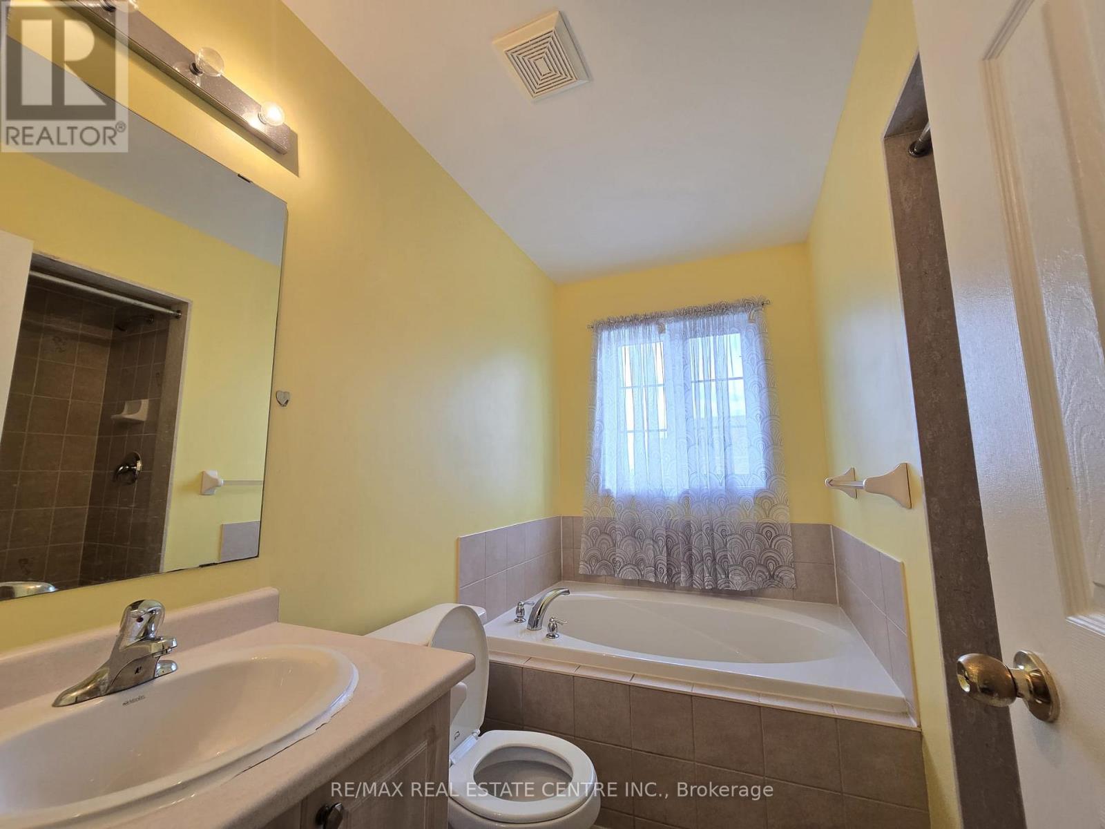 5054 Intrepid Drive, Mississauga, Ontario  L5M 8A5 - Photo 19 - W12370296