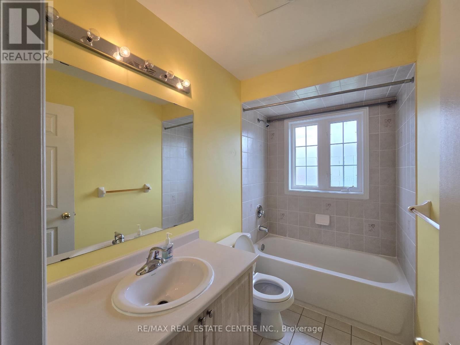 5054 Intrepid Drive, Mississauga, Ontario  L5M 8A5 - Photo 18 - W12370296