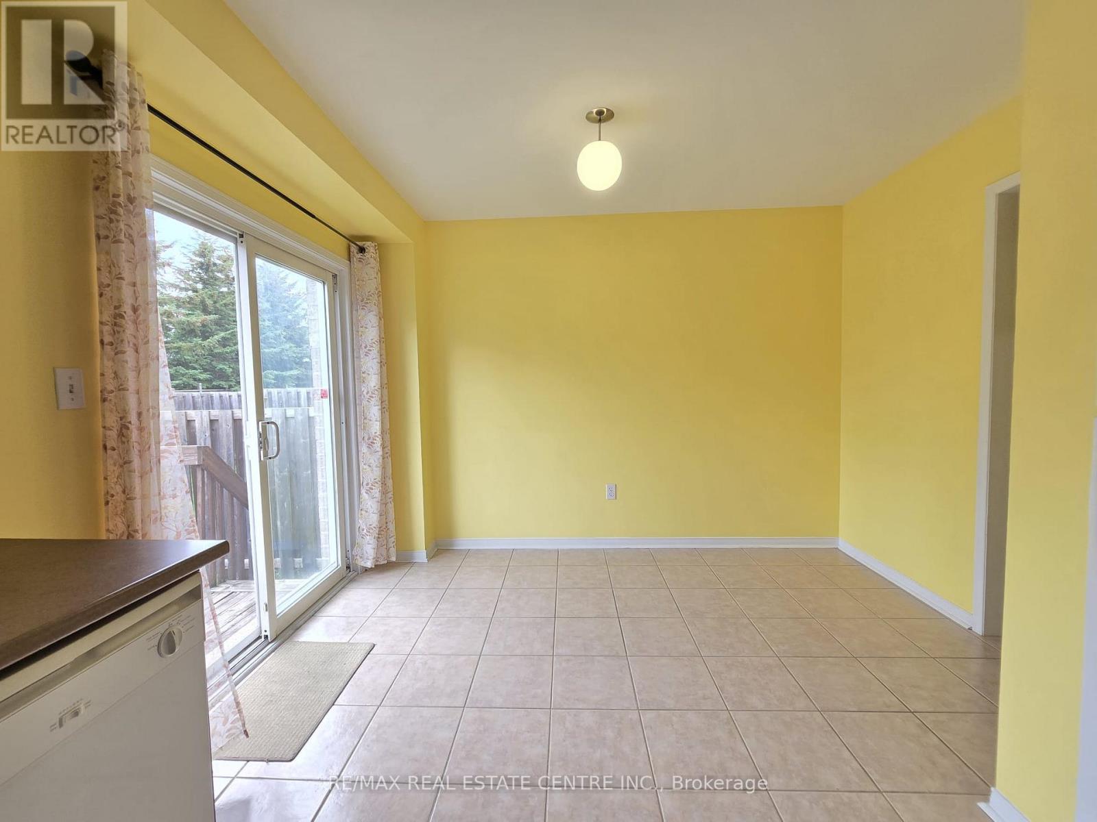 5054 Intrepid Drive, Mississauga, Ontario  L5M 8A5 - Photo 6 - W12370296