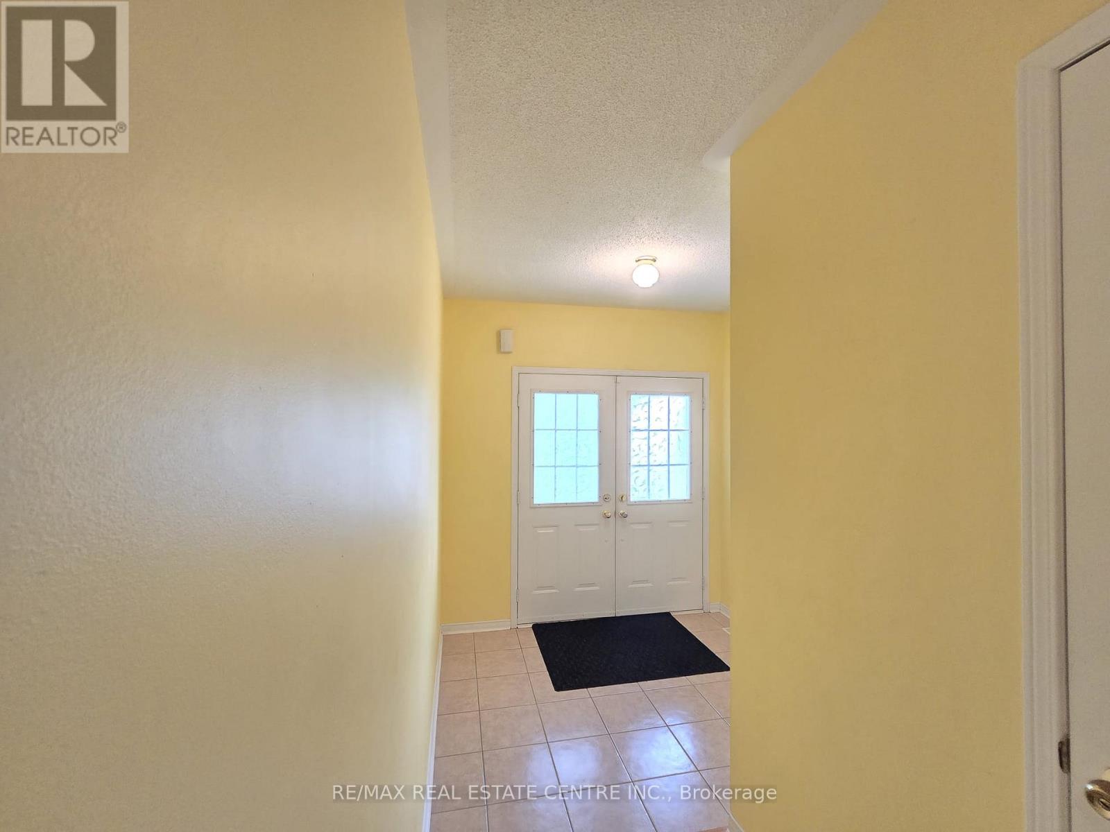 5054 Intrepid Drive, Mississauga, Ontario  L5M 8A5 - Photo 7 - W12370296