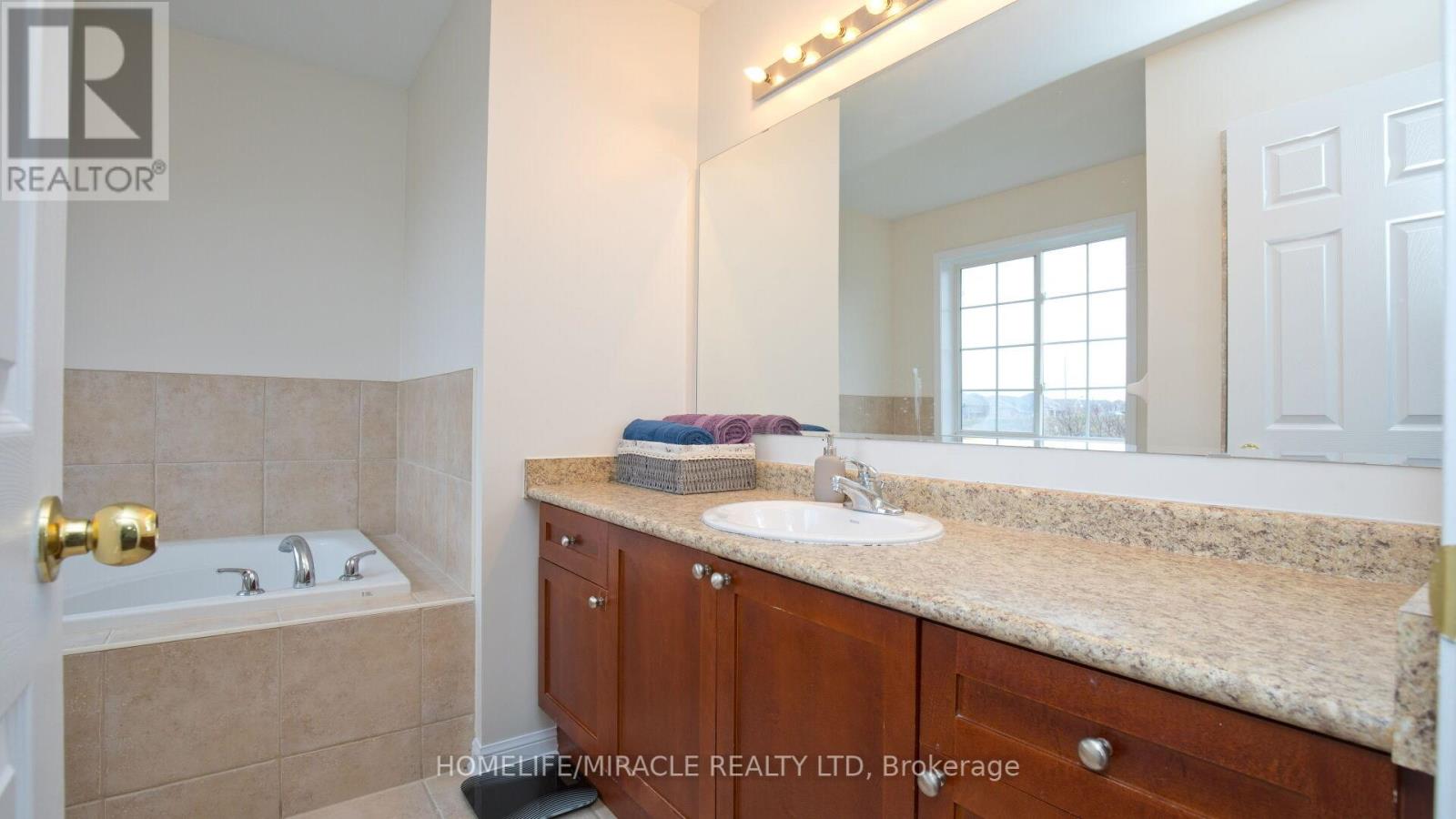 118 Owlridge Drive, Brampton, Ontario  L6X 0M7 - Photo 10 - W12371907
