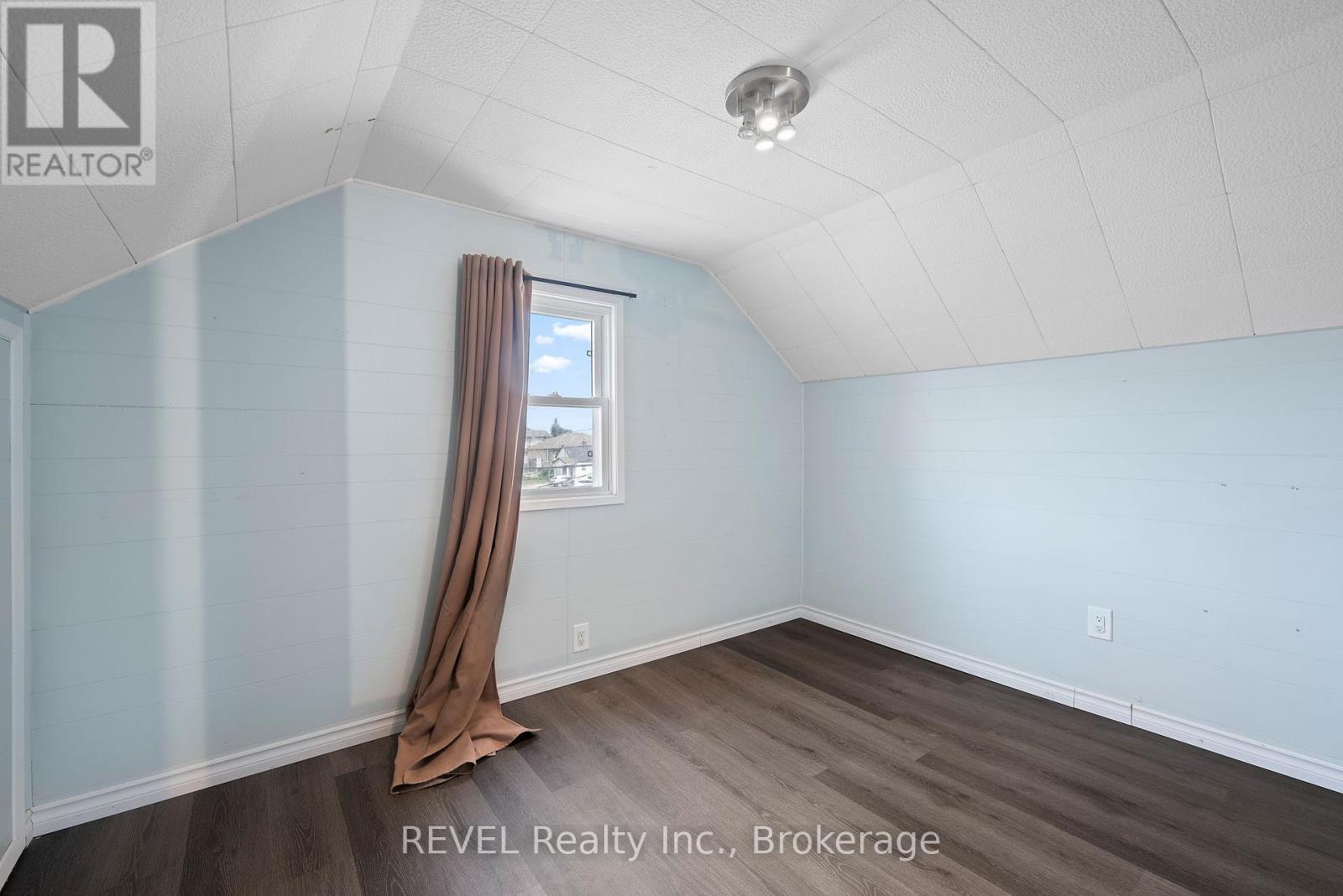 229 Morton Street, Thorold, Ontario  L2V 1C8 - Photo 35 - X12346250