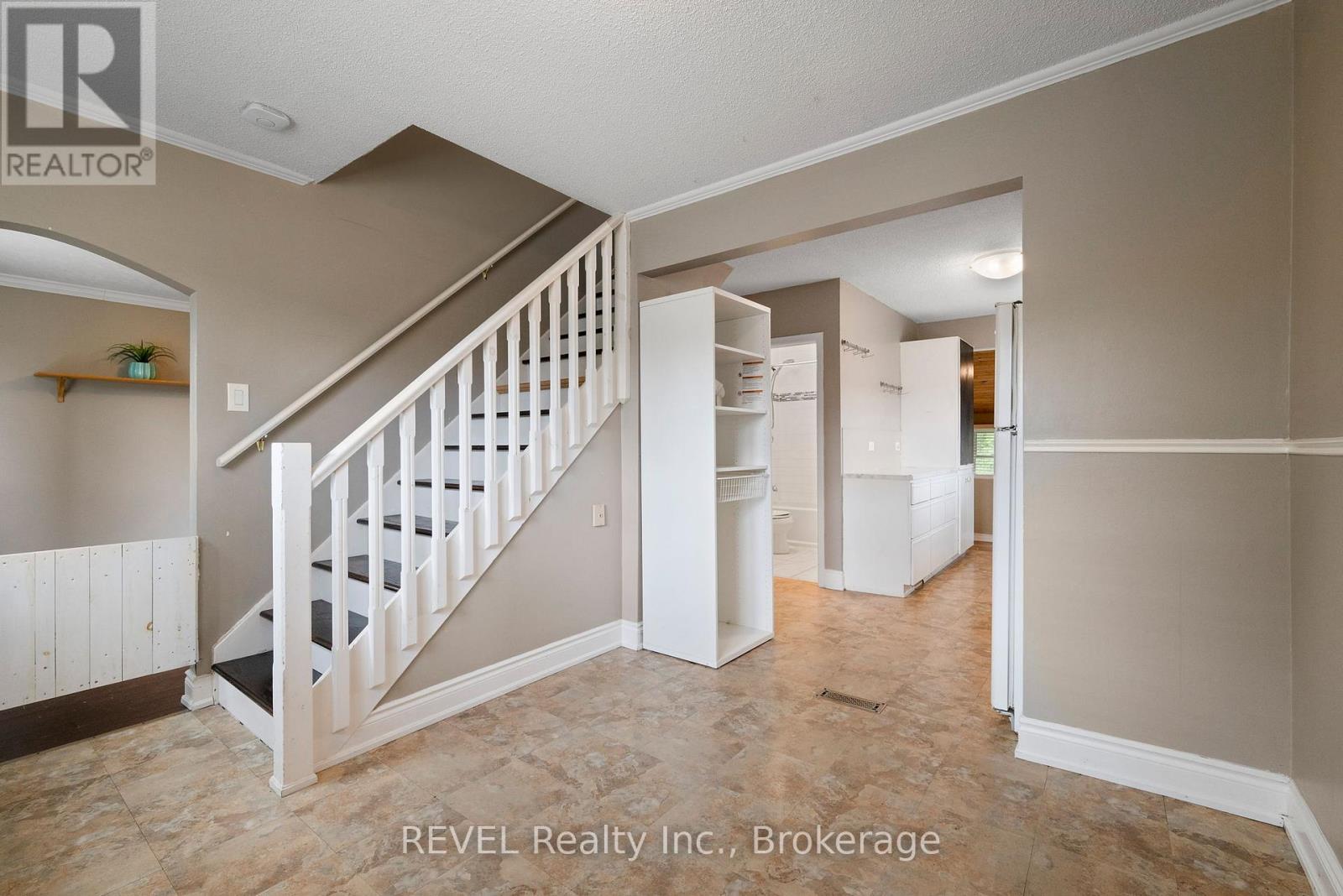 229 Morton Street, Thorold, Ontario  L2V 1C8 - Photo 7 - X12346250