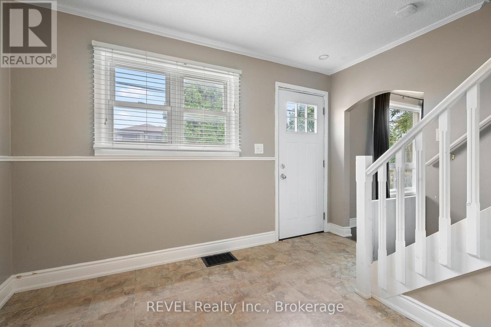 229 Morton Street, Thorold, Ontario  L2V 1C8 - Photo 6 - X12346250