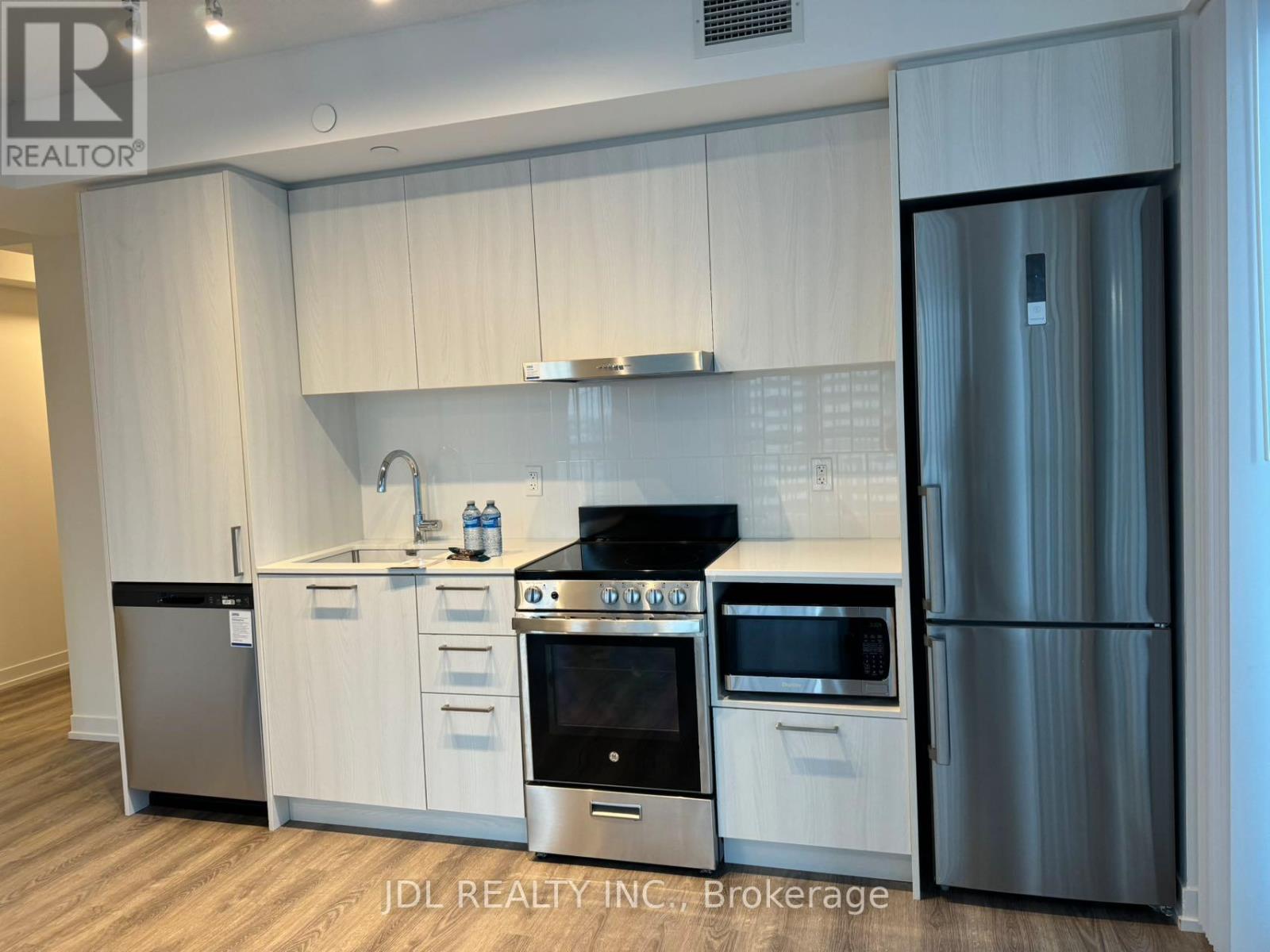 1215 - 195 Commerce Street, Vaughan, Ontario  L4K 0P9 - Photo 2 - N12371995