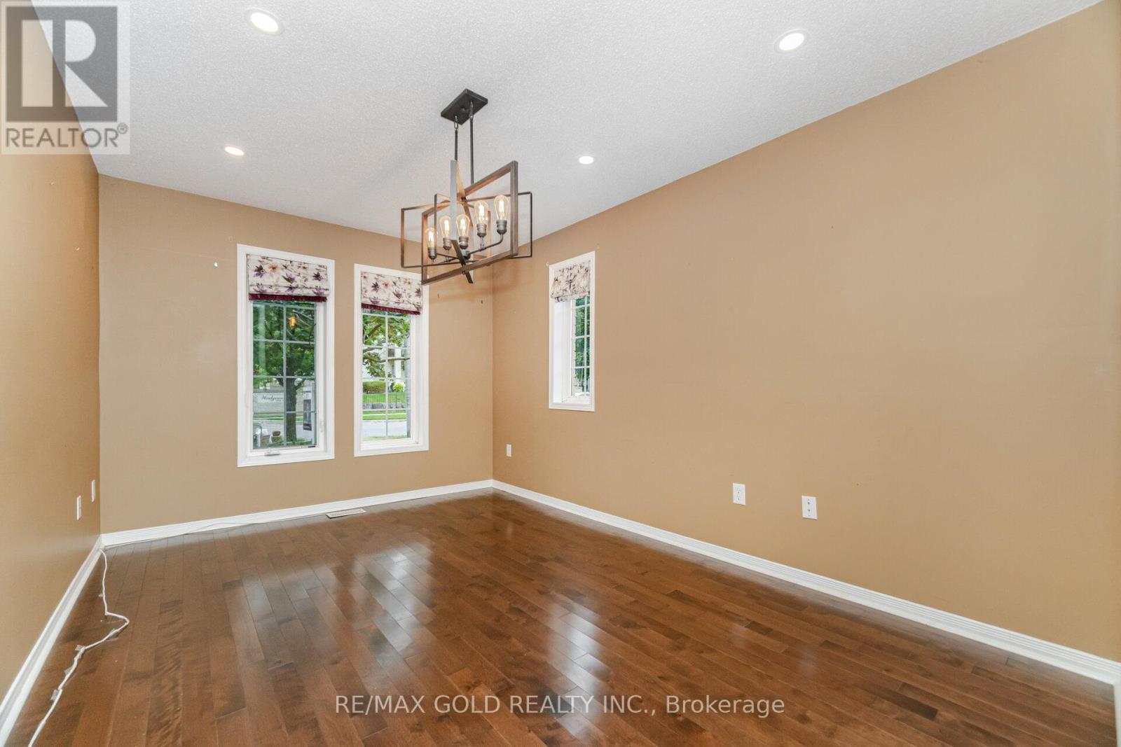 1395 Tobyn Drive, Burlington, Ontario  L7M 4V7 - Photo 12 - W12371988