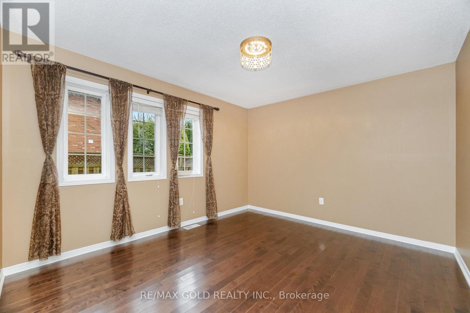 1395 Tobyn Drive, Burlington, Ontario  L7M 4V7 - Photo 15 - W12371988