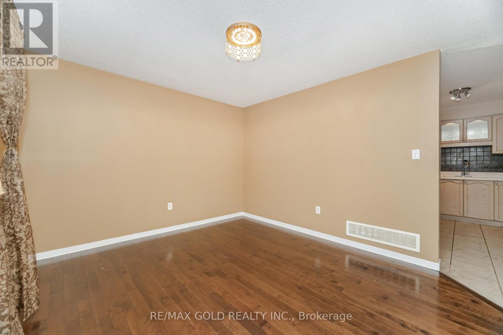 1395 Tobyn Drive, Burlington, Ontario  L7M 4V7 - Photo 17 - W12371988