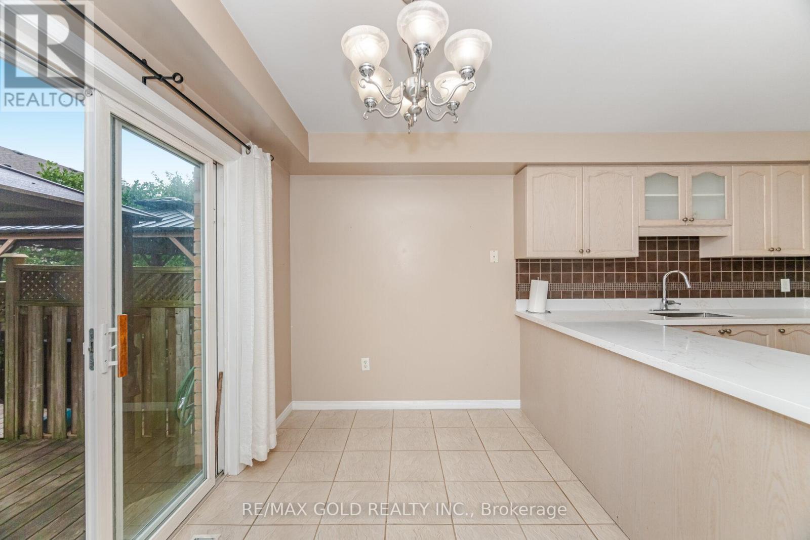 1395 Tobyn Drive, Burlington, Ontario  L7M 4V7 - Photo 22 - W12371988