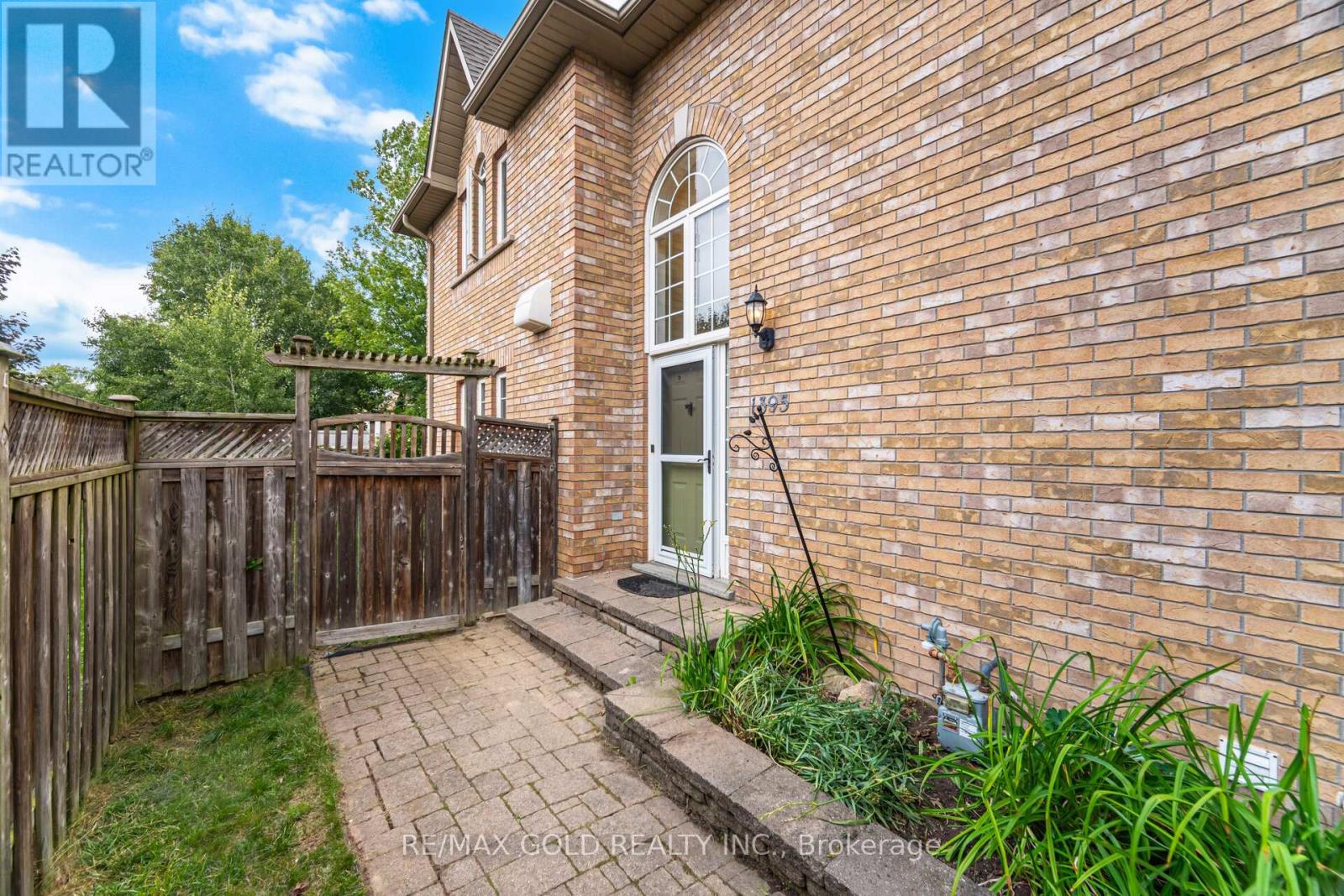 1395 Tobyn Drive, Burlington, Ontario  L7M 4V7 - Photo 6 - W12371988