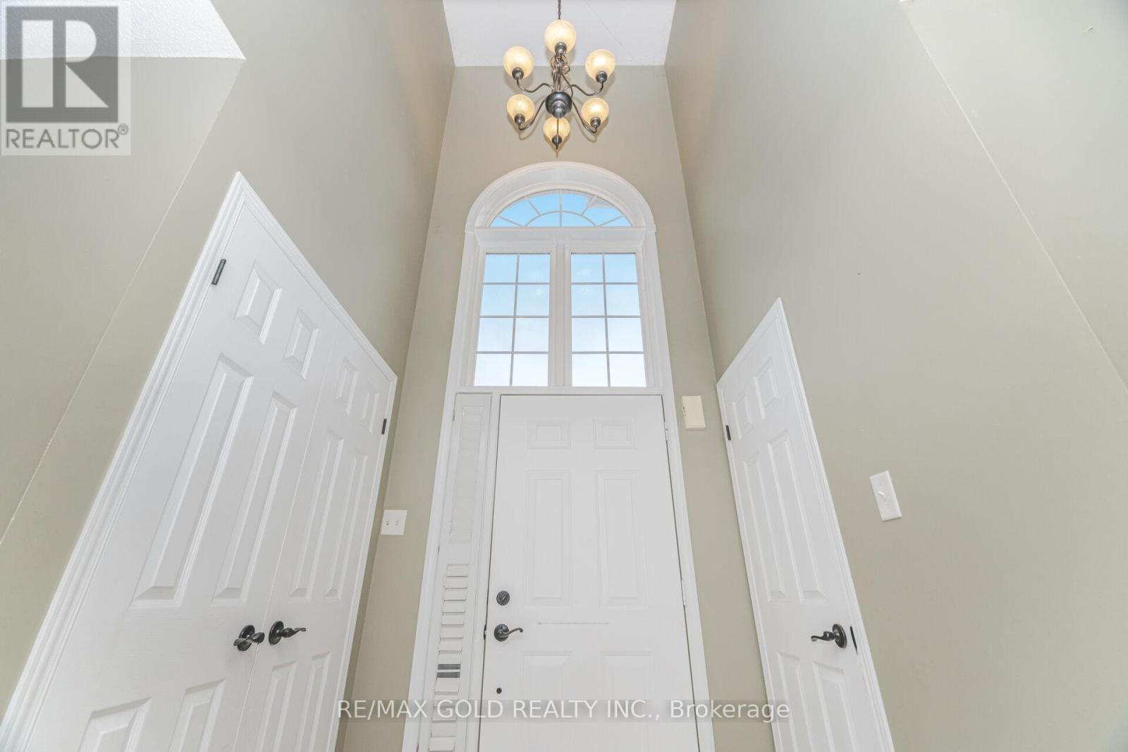 1395 Tobyn Drive, Burlington, Ontario  L7M 4V7 - Photo 8 - W12371988