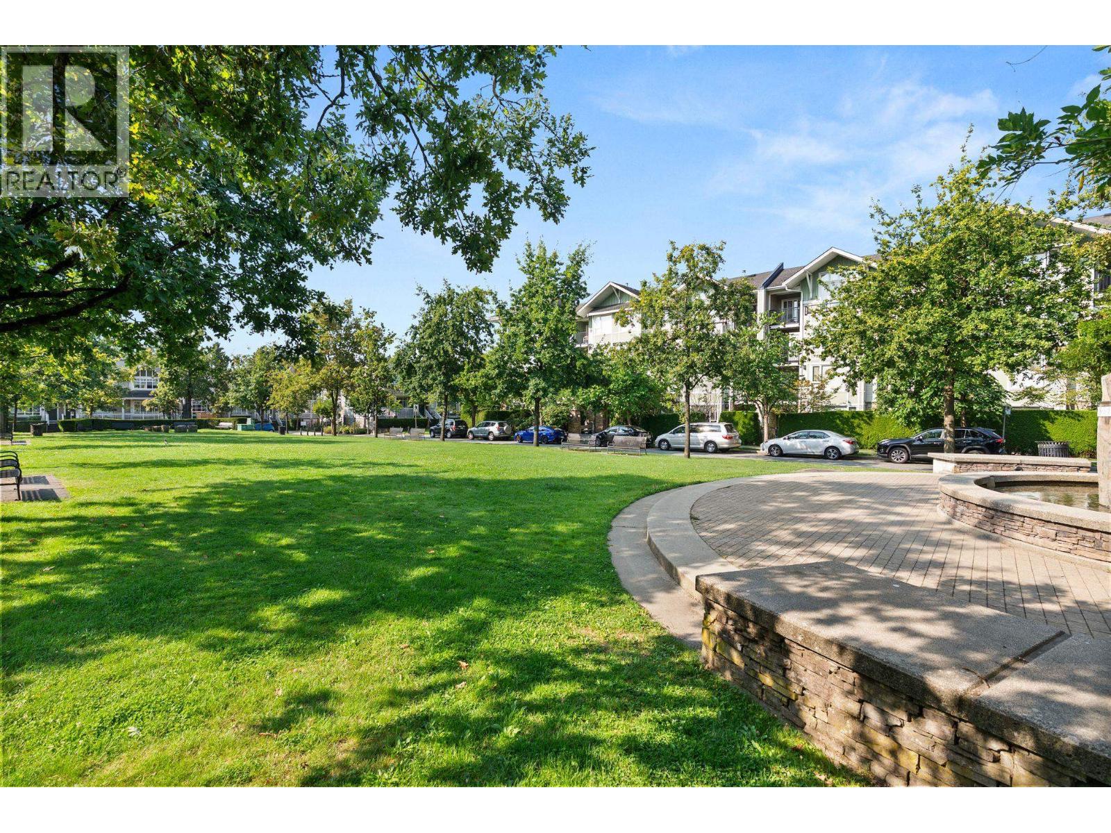 417 7089 MONT ROYAL SQUARE, Vancouver, British Columbia