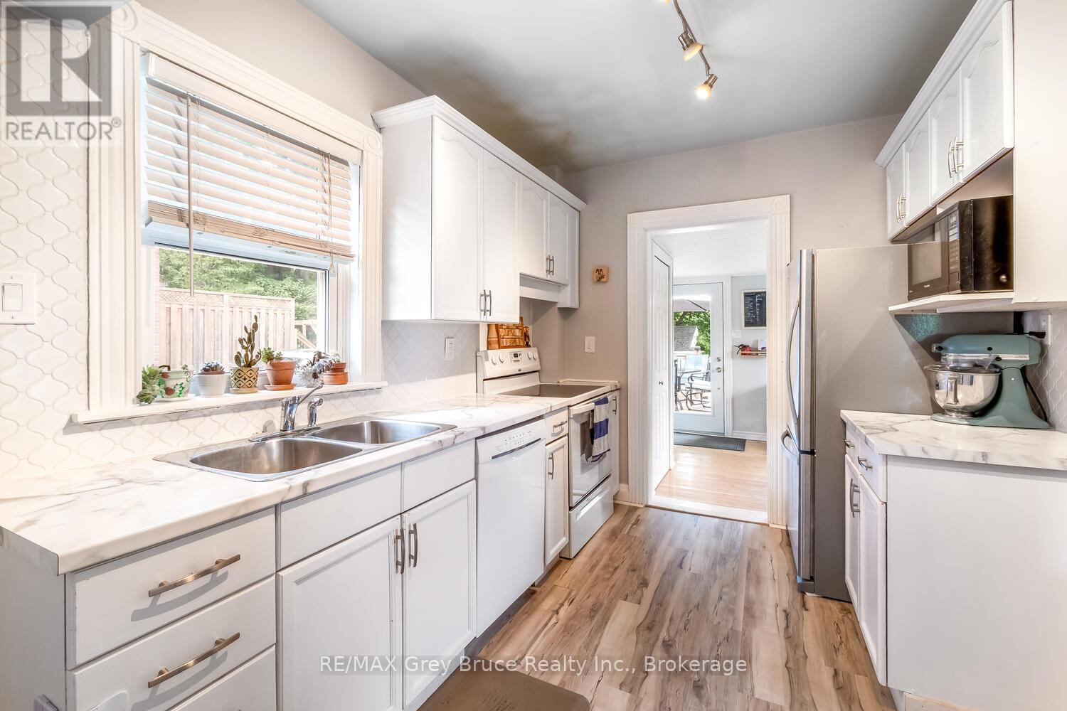 564 13th A Street, Owen Sound, Ontario  N4K 3X4 - Photo 8 - X12372026