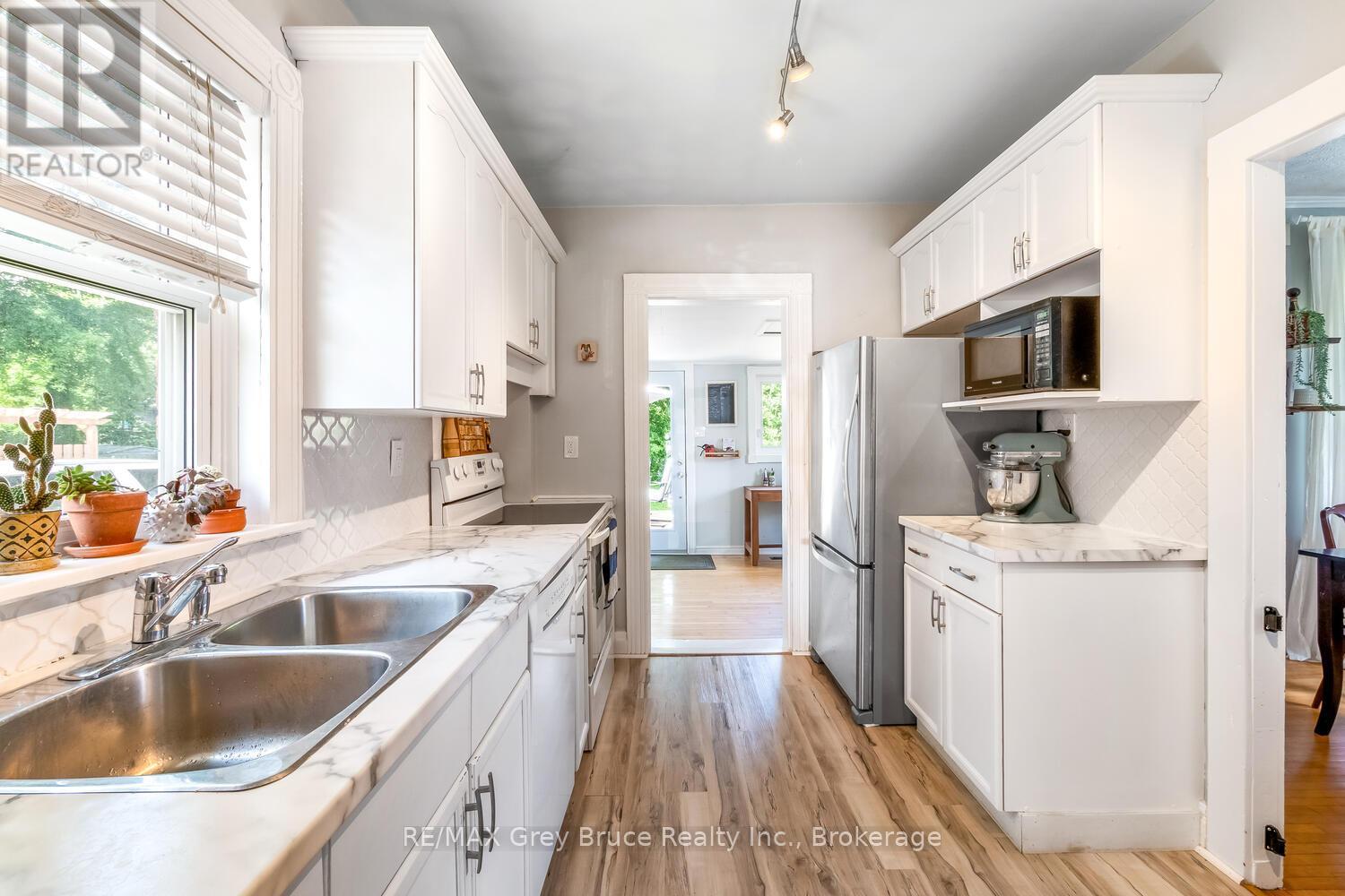 564 13th A Street, Owen Sound, Ontario  N4K 3X4 - Photo 9 - X12372026