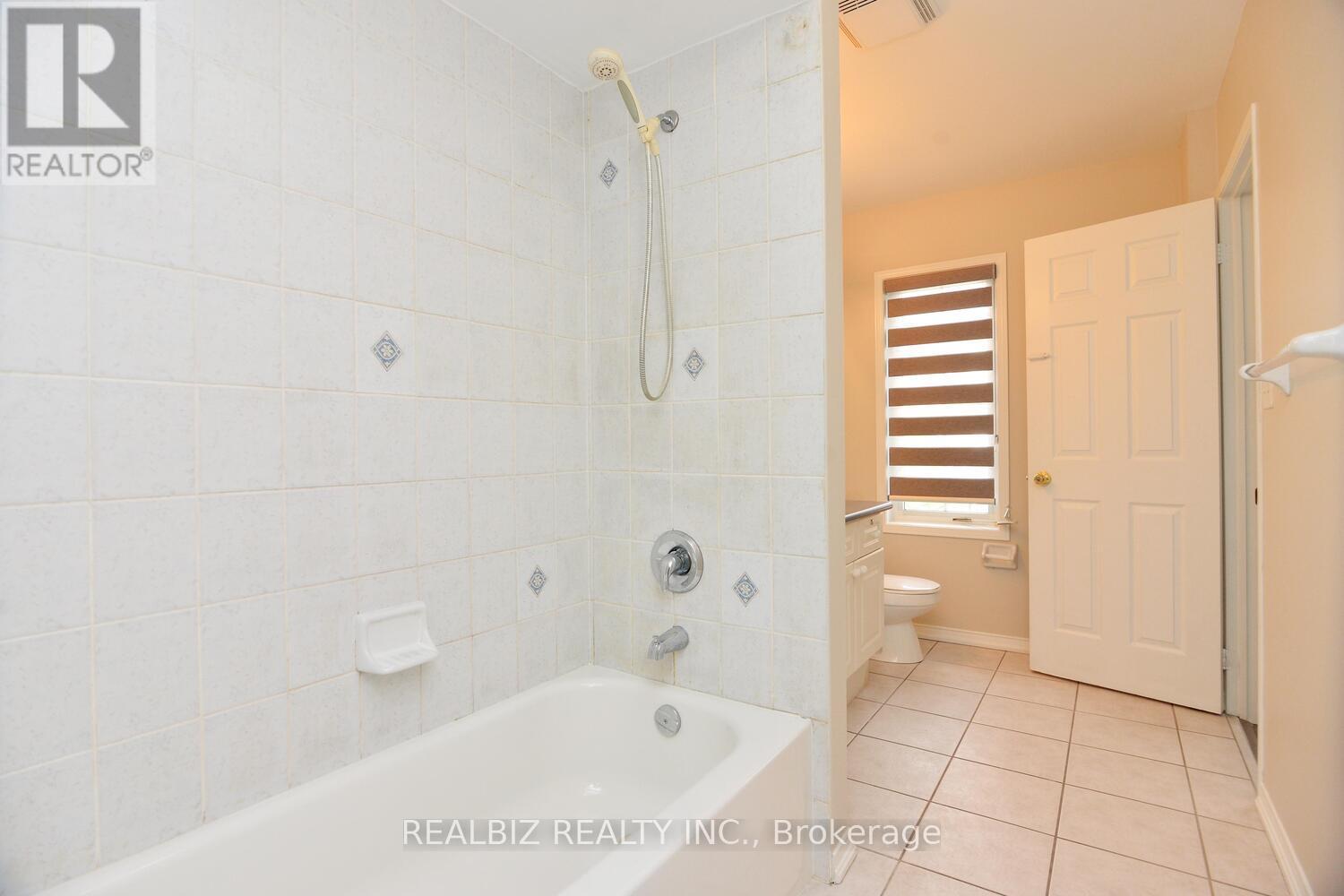 14 Herzberg Gardens, Toronto, Ontario  M3N 2P4 - Photo 6 - W12372038