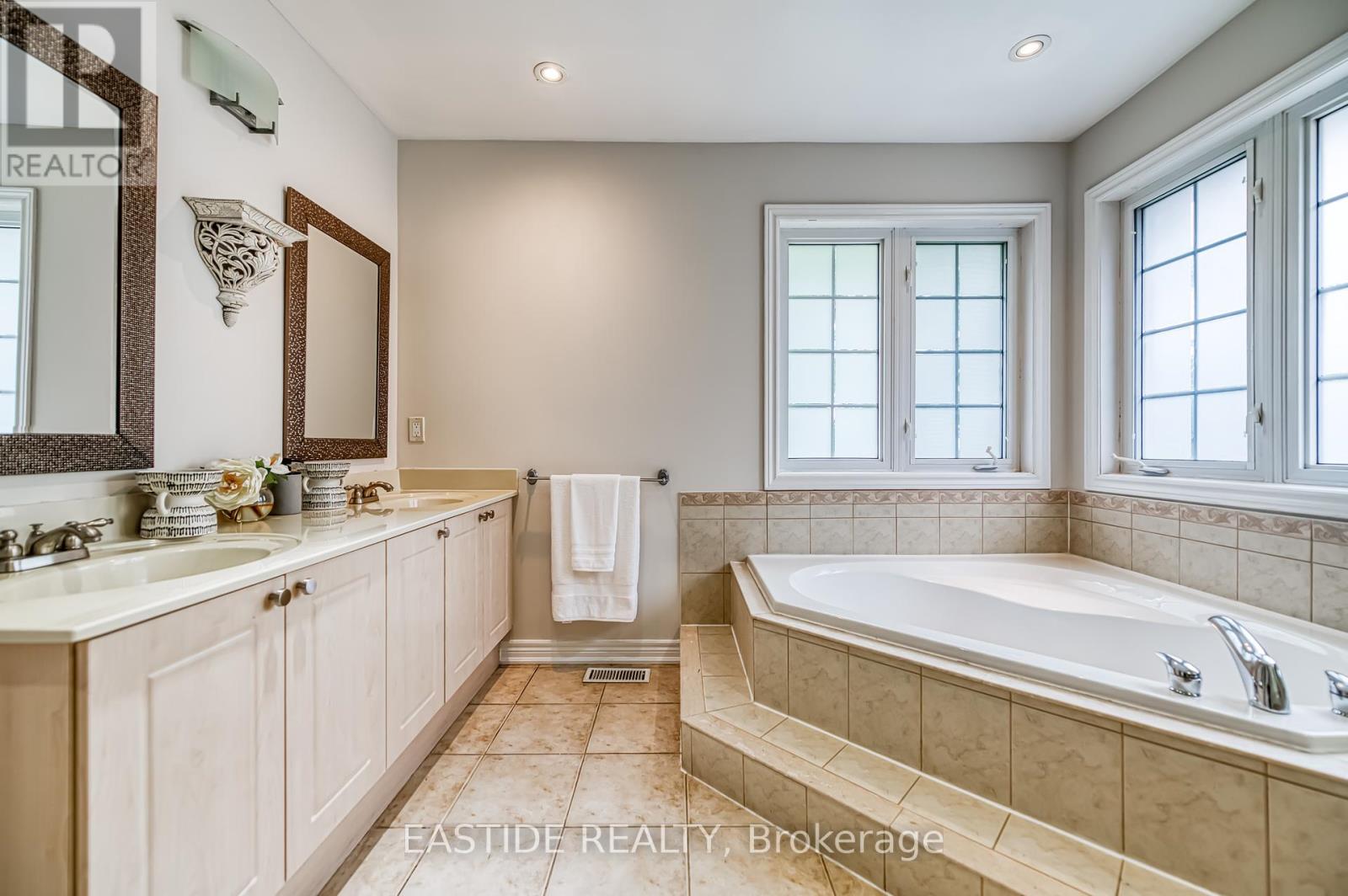 2422 Hertfordshire Way, Oakville, Ontario  L6H 7M5 - Photo 33 - W12372079