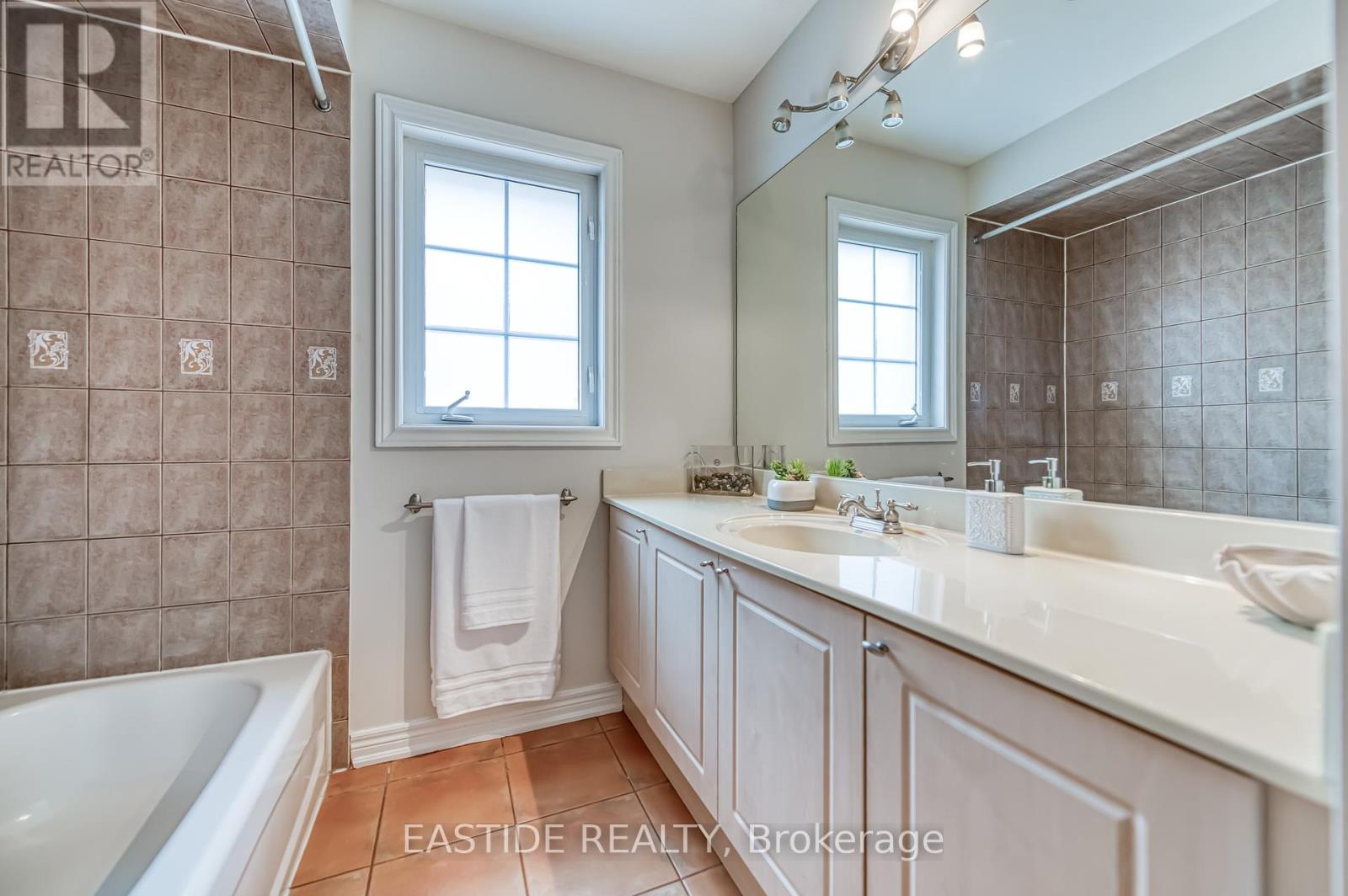 2422 Hertfordshire Way, Oakville, Ontario  L6H 7M5 - Photo 40 - W12372079