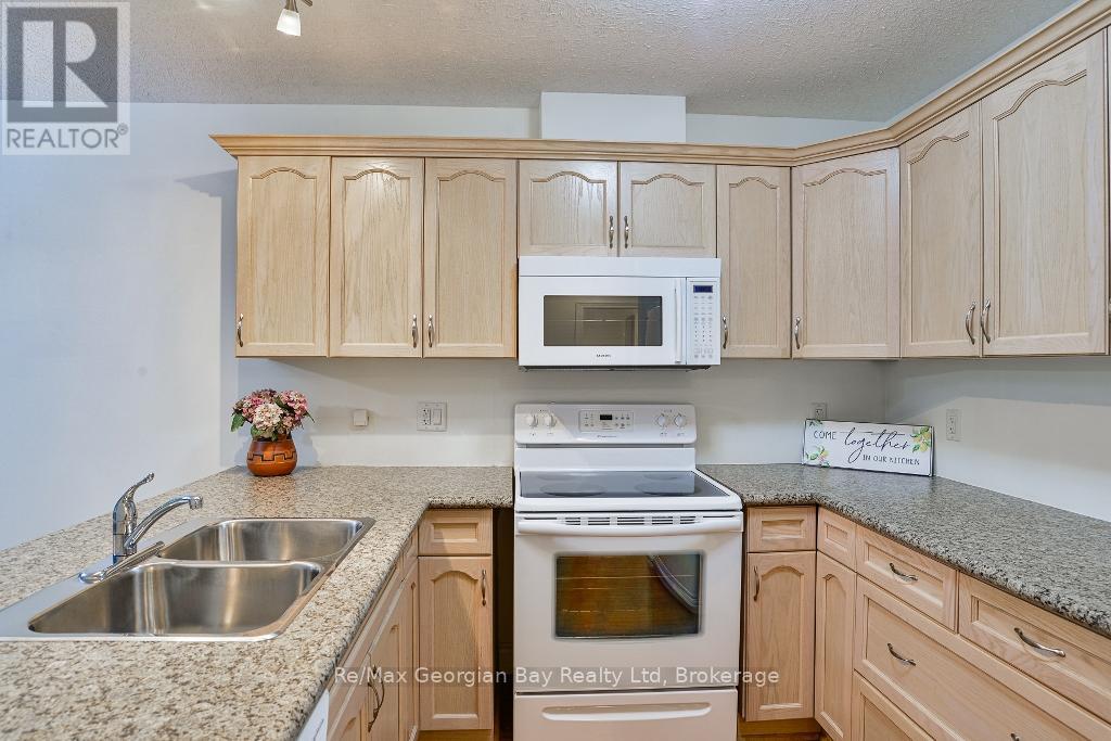 206 - 10a Kimberley Avenue, Bracebridge, Ontario  P1L 0A6 - Photo 2 - X12372103