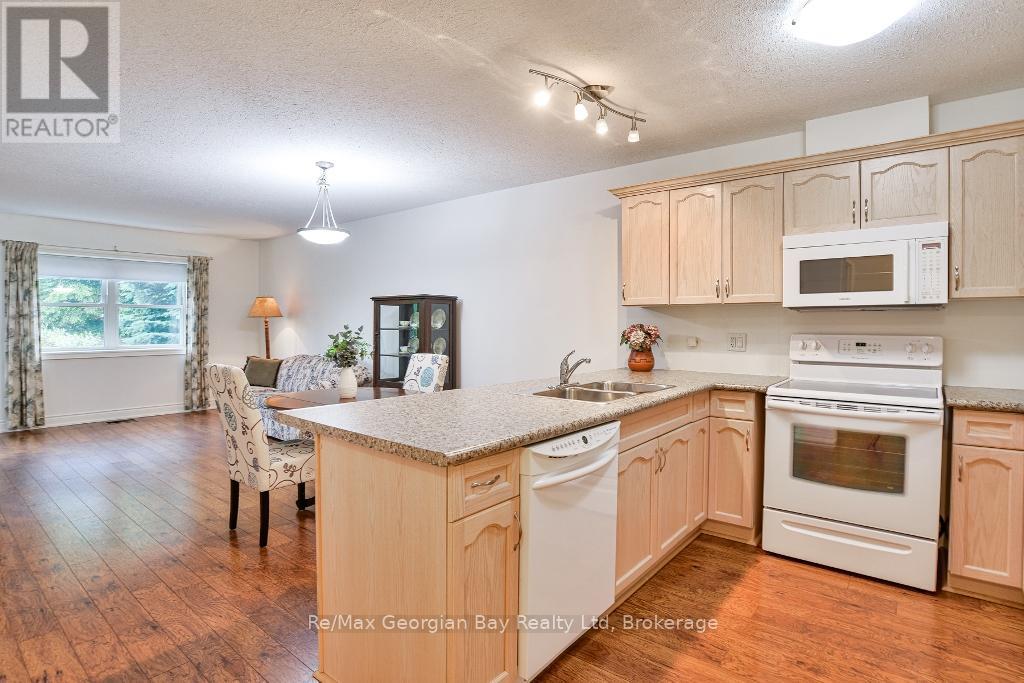 206 - 10a Kimberley Avenue, Bracebridge, Ontario  P1L 0A6 - Photo 4 - X12372103