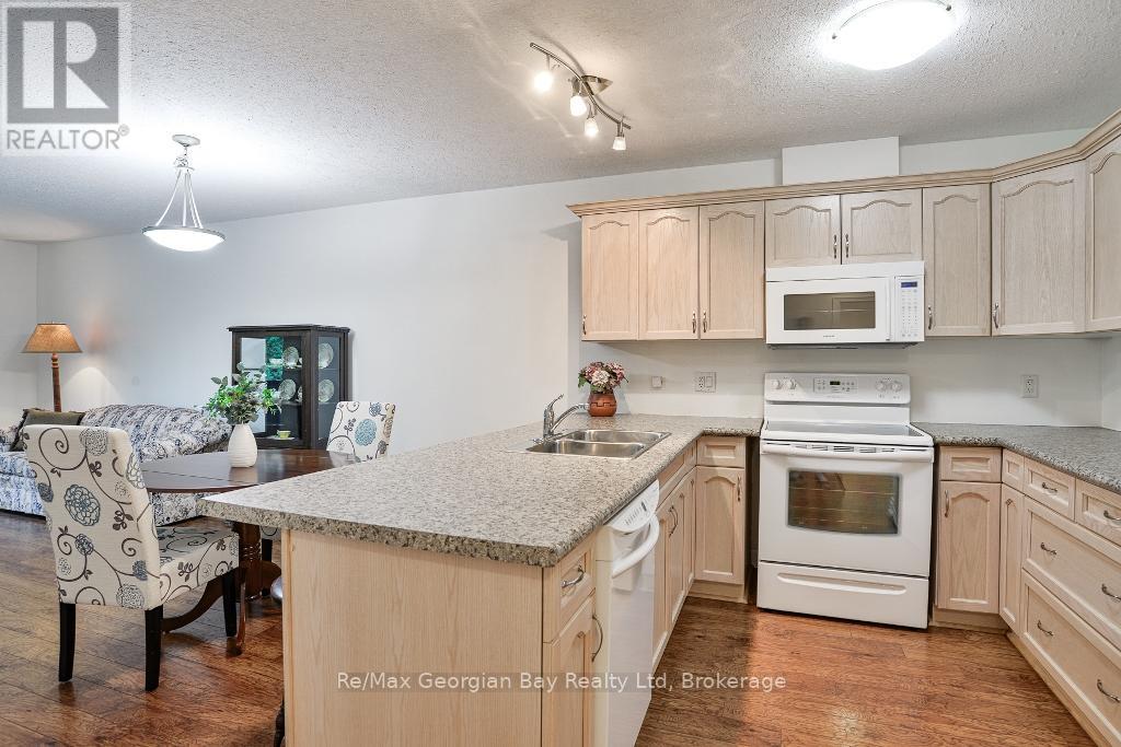 206 - 10a Kimberley Avenue, Bracebridge, Ontario  P1L 0A6 - Photo 5 - X12372103