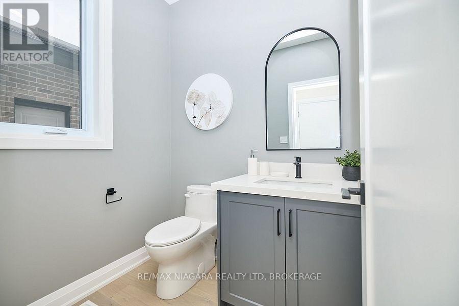 4229 Manson Lane, Lincoln (Beamsville), Ontario  L0R 1G0 - Photo 10 - X12372138