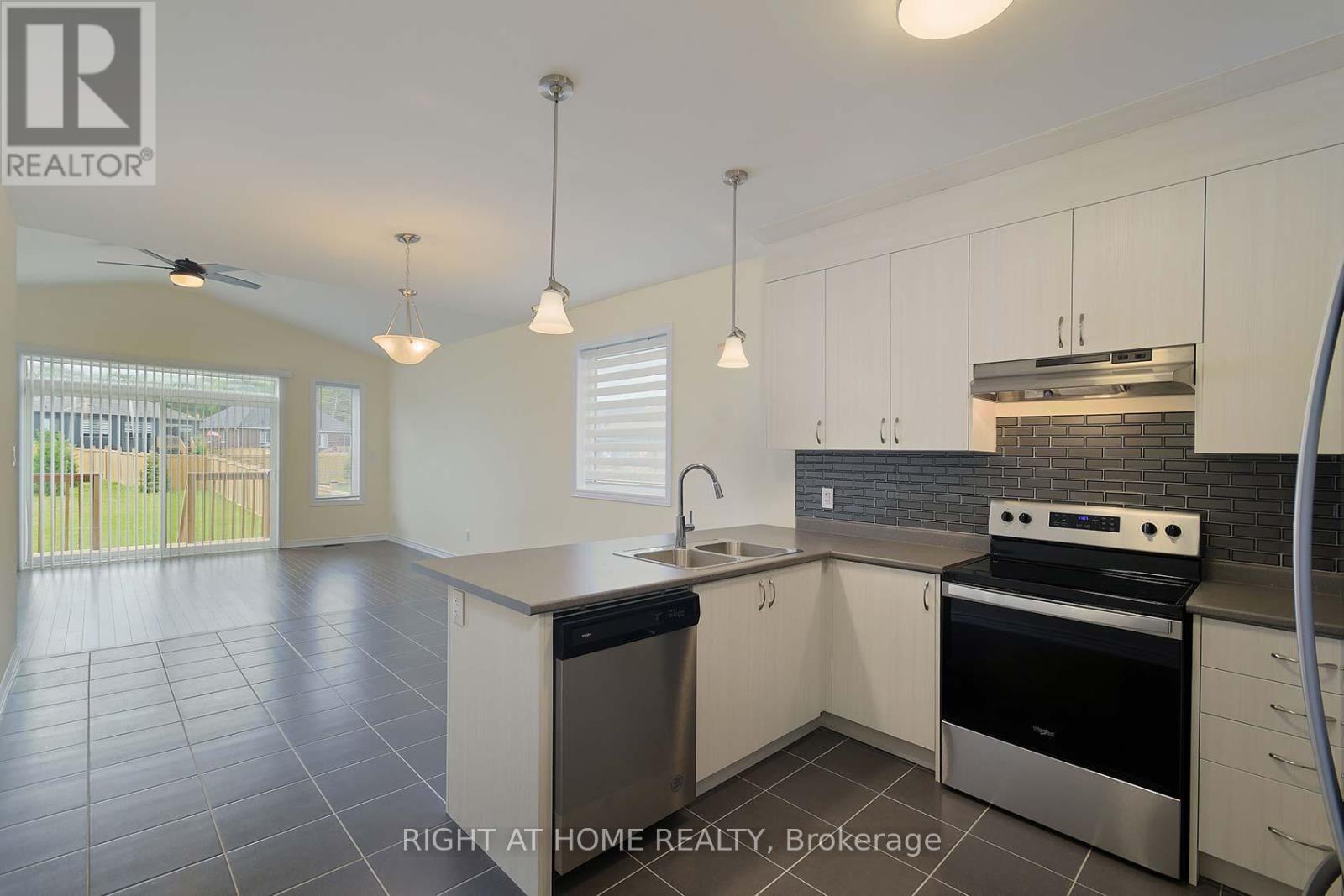 49 Simona Avenue, Wasaga Beach, Ontario  L9Z 0L3 - Photo 11 - S12372144