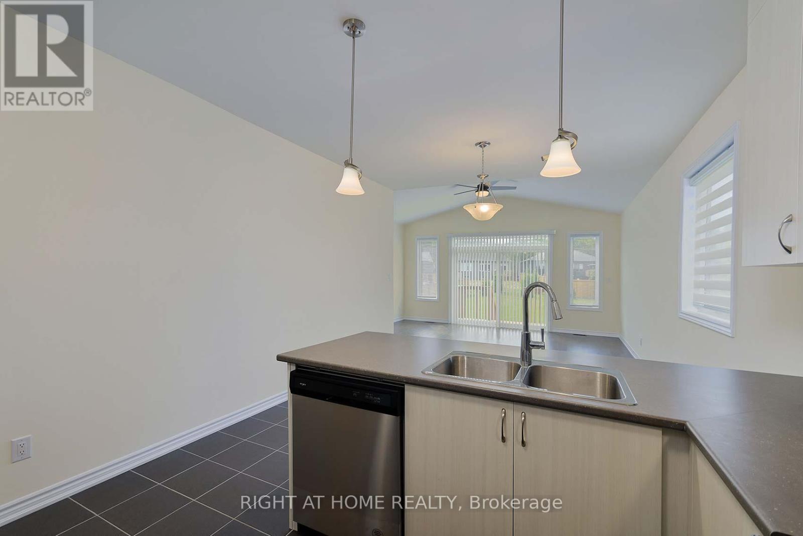 49 Simona Avenue, Wasaga Beach, Ontario  L9Z 0L3 - Photo 13 - S12372144
