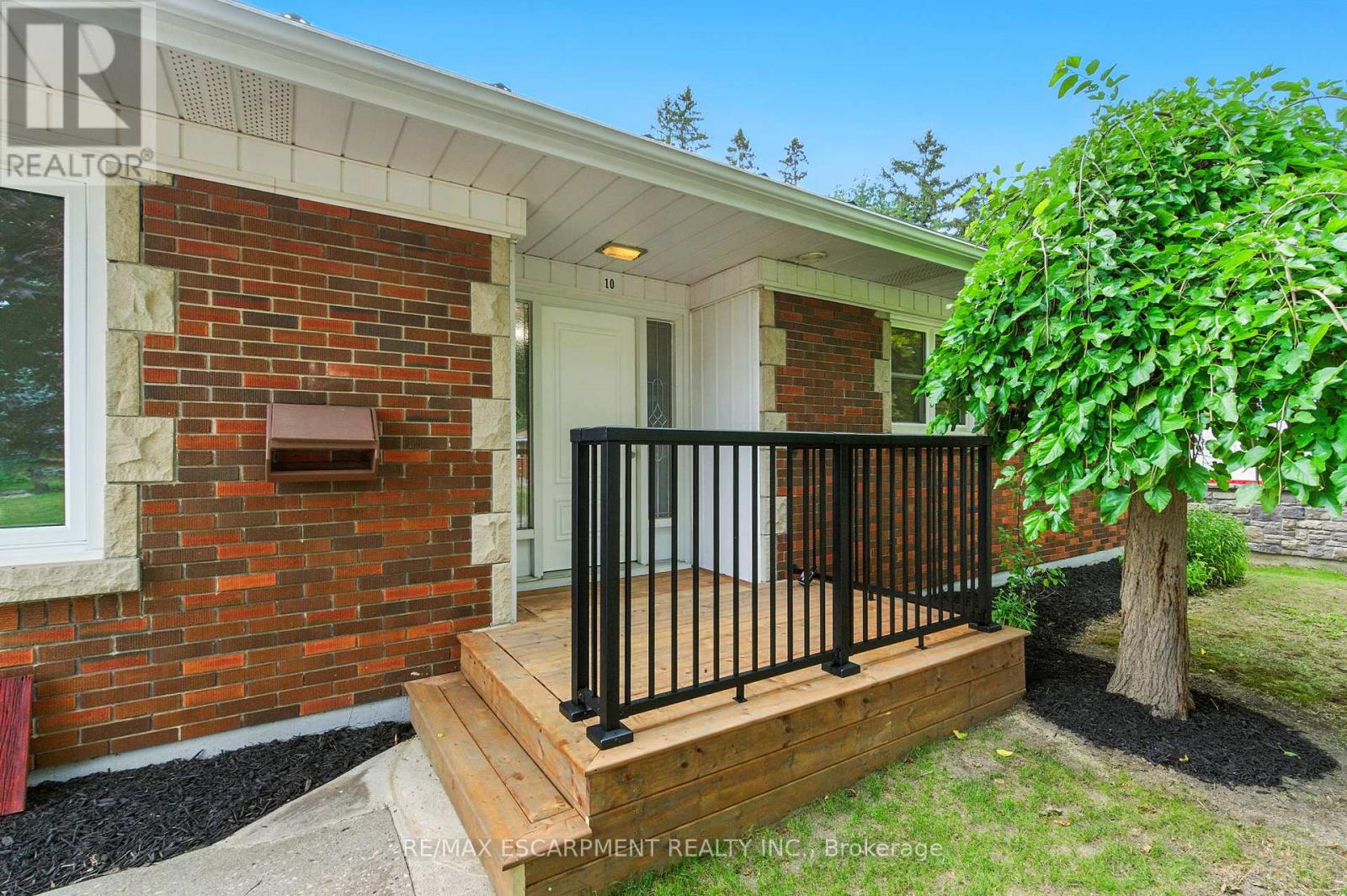 10 Sheffield Avenue, Brantford, Ontario  N3S 6V8 - Photo 4 - X12372142