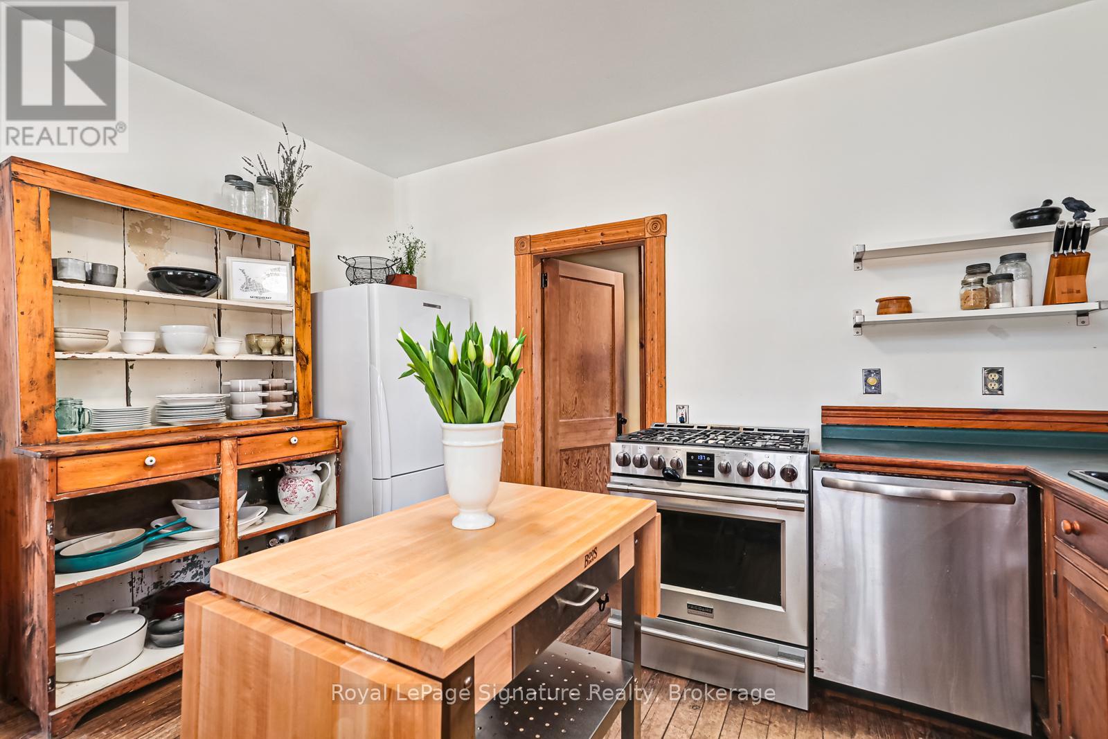 155 Clark Street, Blue Mountains, Ontario  N0H 1J0 - Photo 14 - X12372160