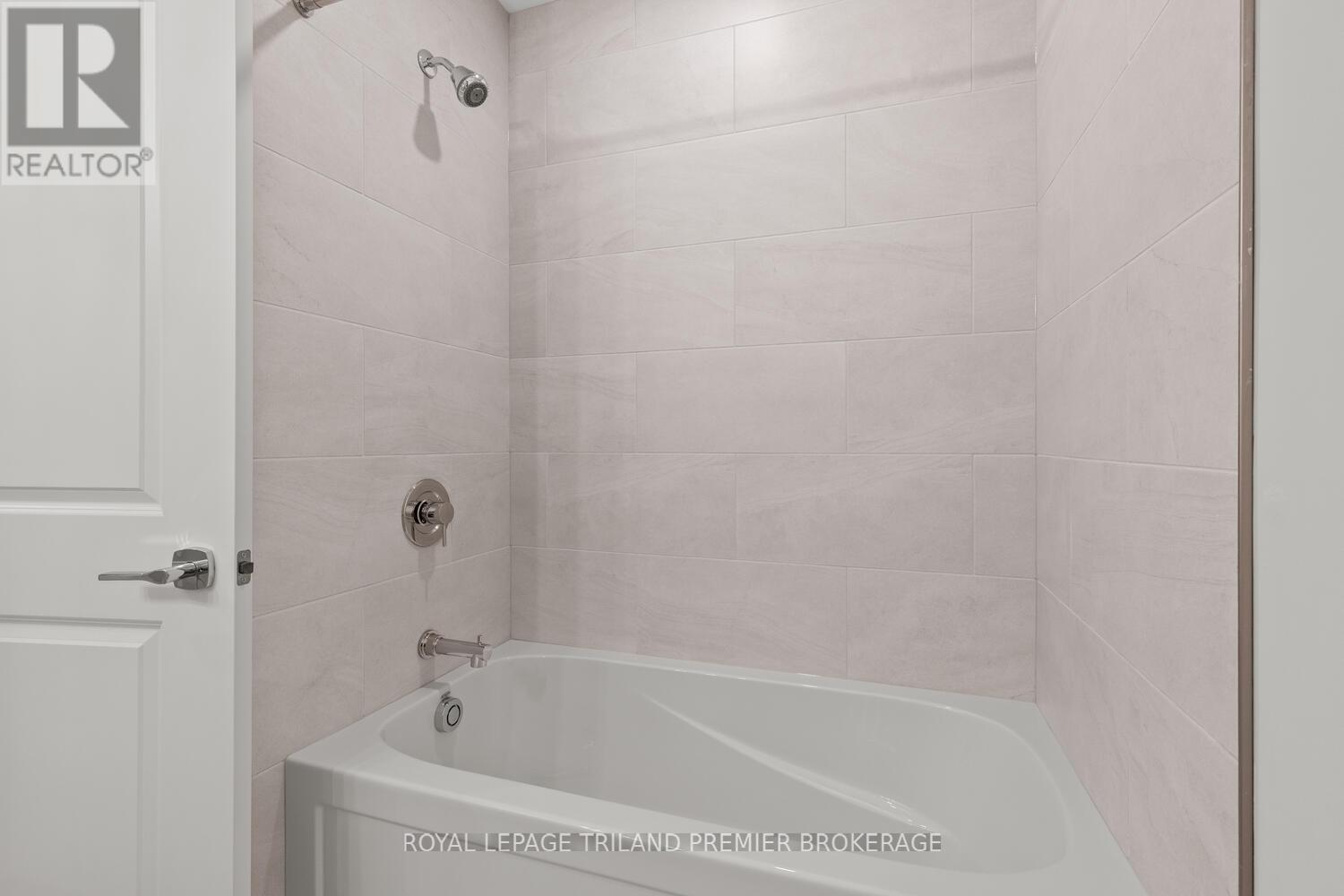 9940 Ontario Street, Lambton Shores, Ontario  N0M 2L0 - Photo 27 - X12372192