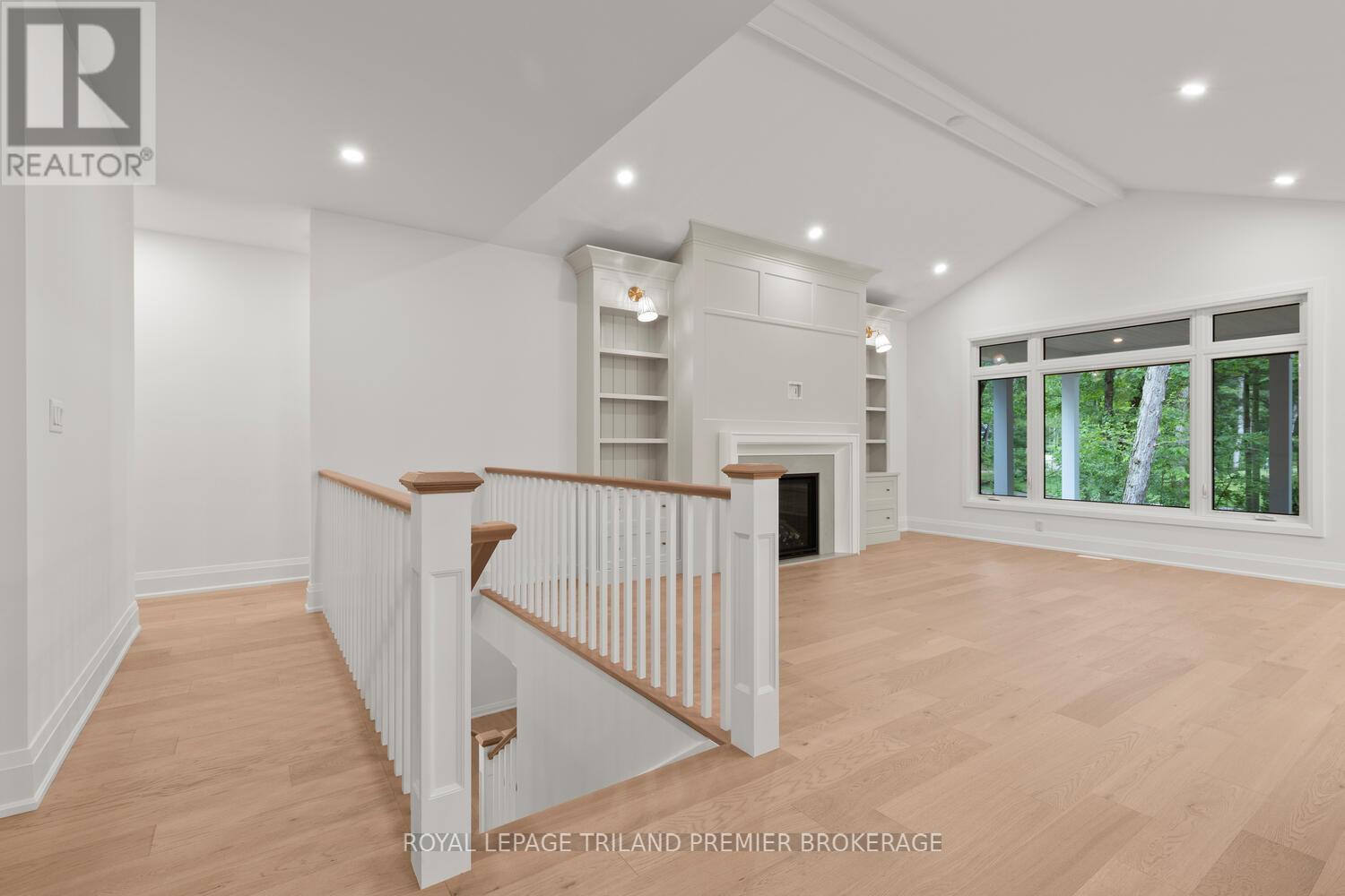 9940 Ontario Street, Lambton Shores, Ontario  N0M 2L0 - Photo 5 - X12372192