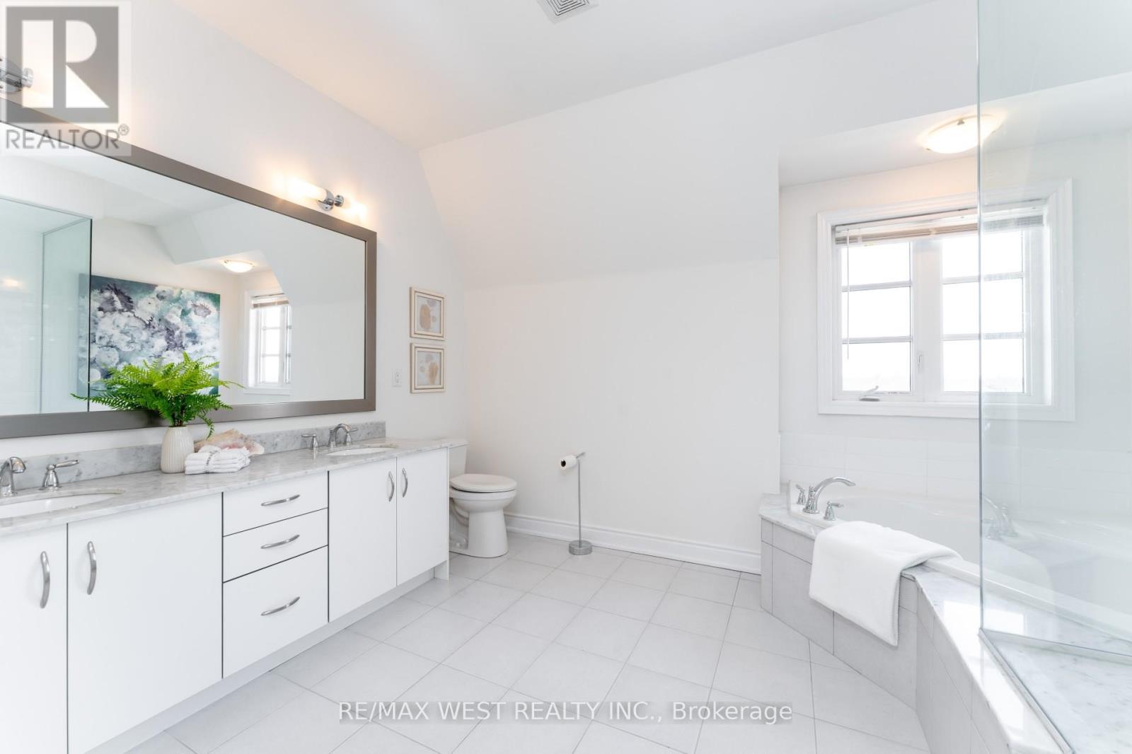 19 - 2172 Trafalgar Road, Oakville, Ontario  L6H 7H2 - Photo 22 - W12372174