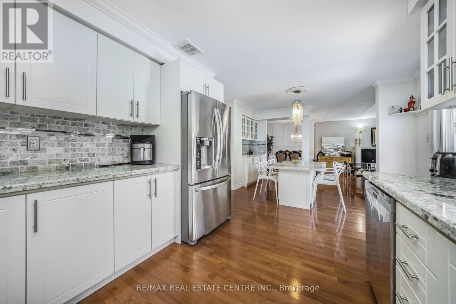 19 Hollowgrove Boulevard, Brampton (Vales Of Castlemore), Ontario  L6P 1B1 - Photo 11 - W12372180