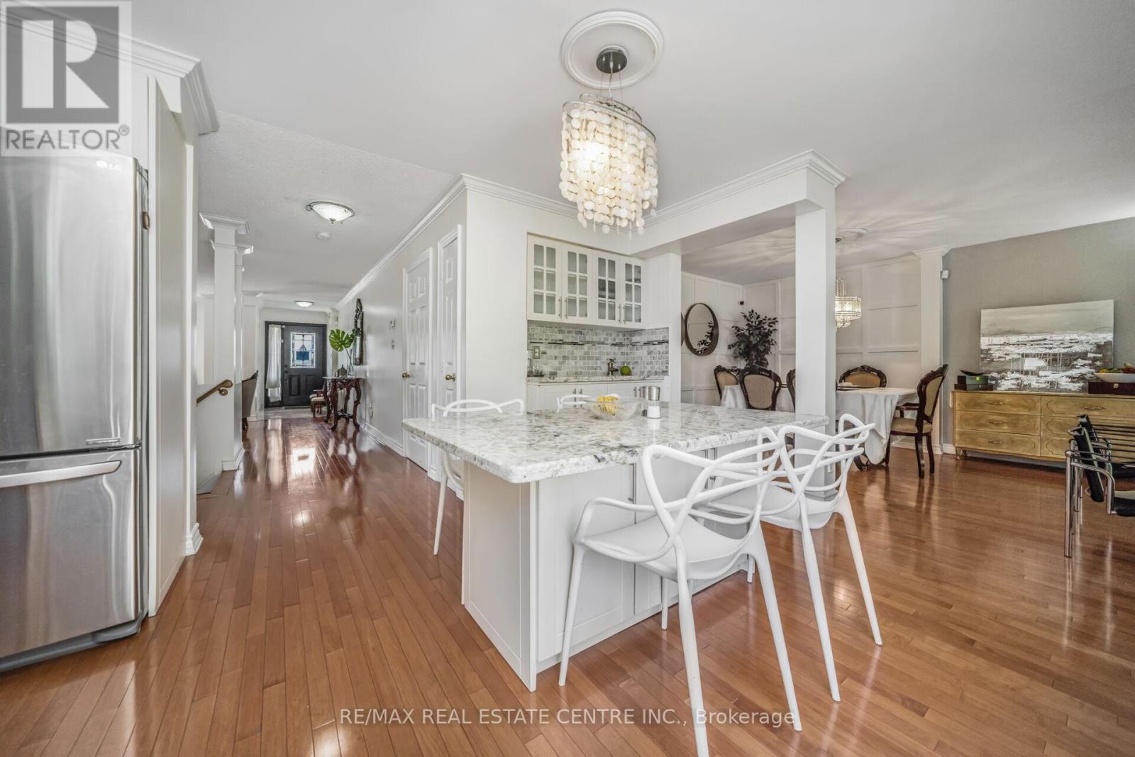 19 Hollowgrove Boulevard, Brampton (Vales Of Castlemore), Ontario  L6P 1B1 - Photo 12 - W12372180