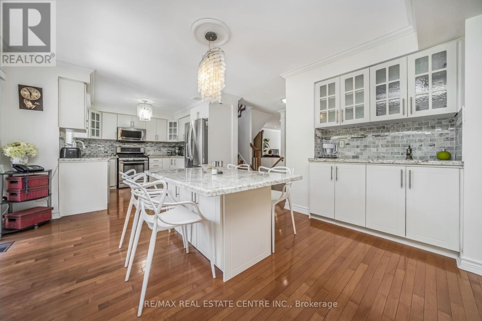 19 Hollowgrove Boulevard, Brampton (Vales Of Castlemore), Ontario  L6P 1B1 - Photo 13 - W12372180