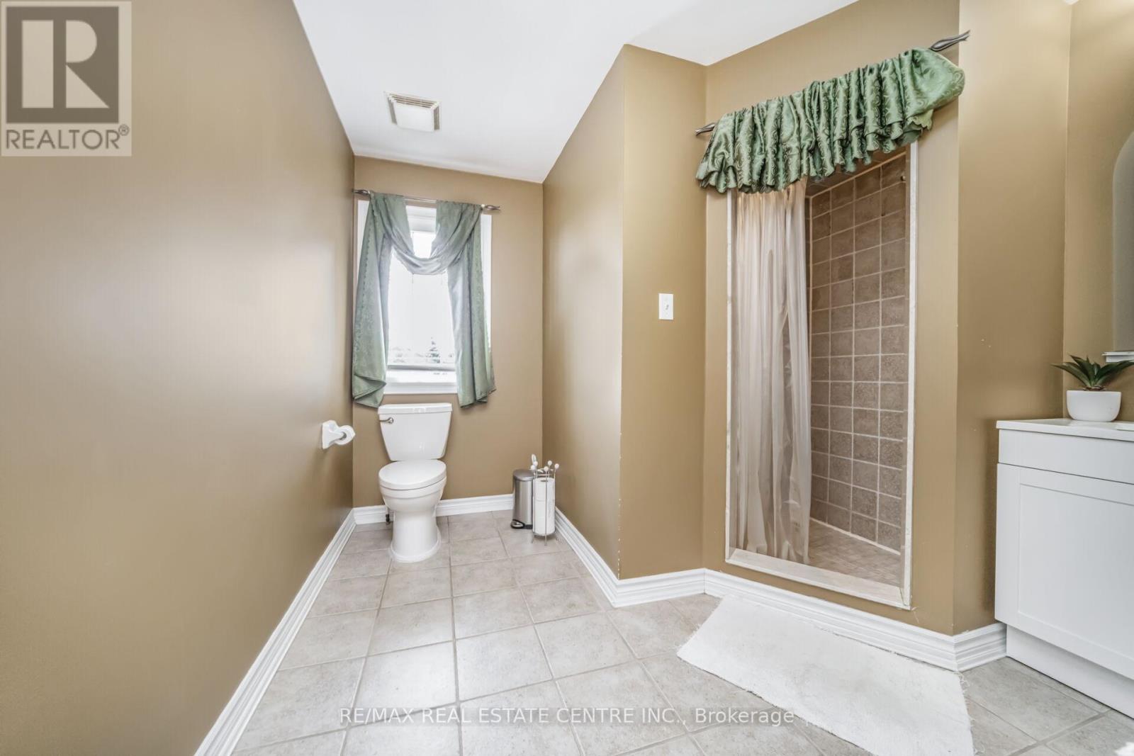 19 Hollowgrove Boulevard, Brampton (Vales Of Castlemore), Ontario  L6P 1B1 - Photo 22 - W12372180
