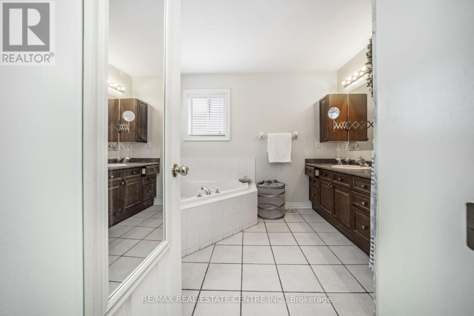 19 Hollowgrove Boulevard, Brampton (Vales Of Castlemore), Ontario  L6P 1B1 - Photo 28 - W12372180