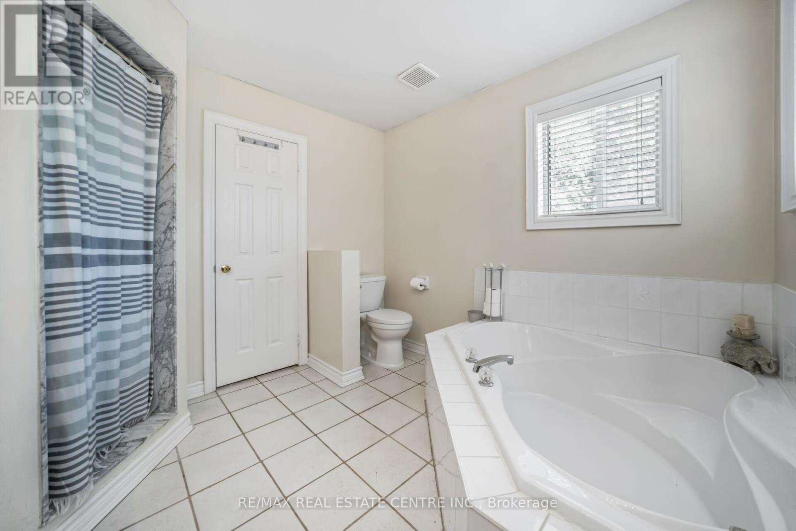19 Hollowgrove Boulevard, Brampton (Vales Of Castlemore), Ontario  L6P 1B1 - Photo 30 - W12372180