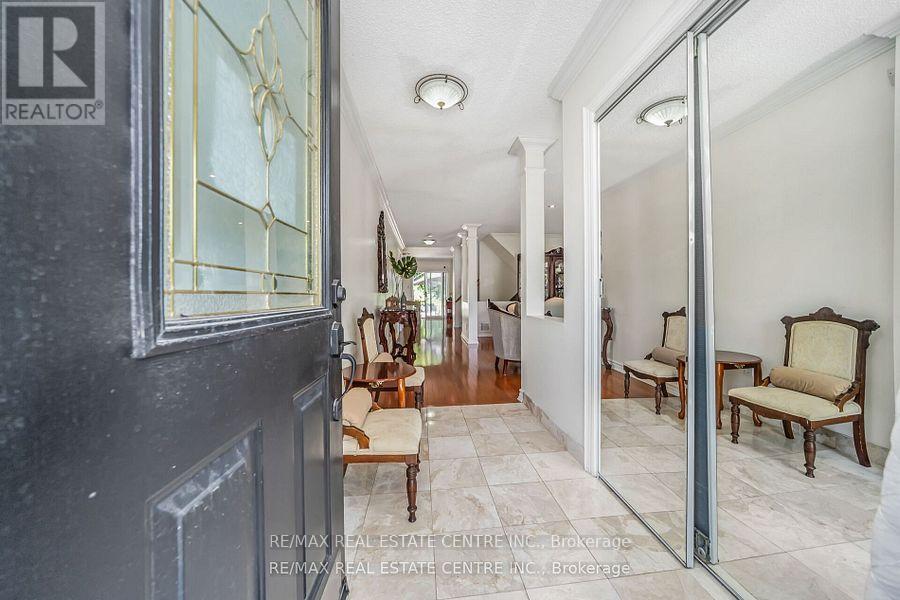 Property at 19 HOLLOWGROVE BOULEVARD image 5